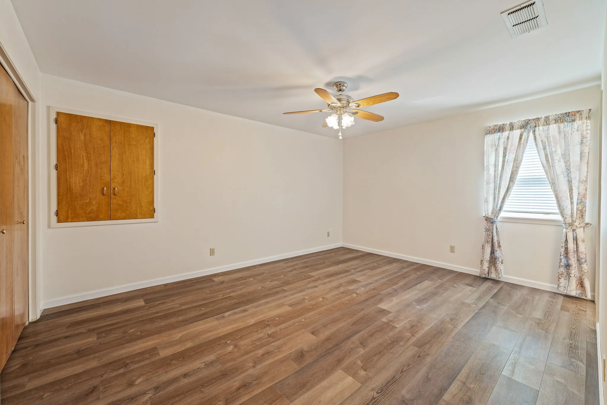 Single Family Residence For Sale in Young County , 1003 Royal Lane, Graham, Texas 76450, 5 Bedroom, 4 Bathroom, 2 Garage spaces, 2,320 Sqft, built in 1975, Preowned, mls#21079484, Real Estate Agent in Graham, Homes For Sale in Young county, Homes For Sale in Graham, Realtor in Graham Texas, Real Estate Brokerage Independent Realty Texas, Luminita Cordes Realtor