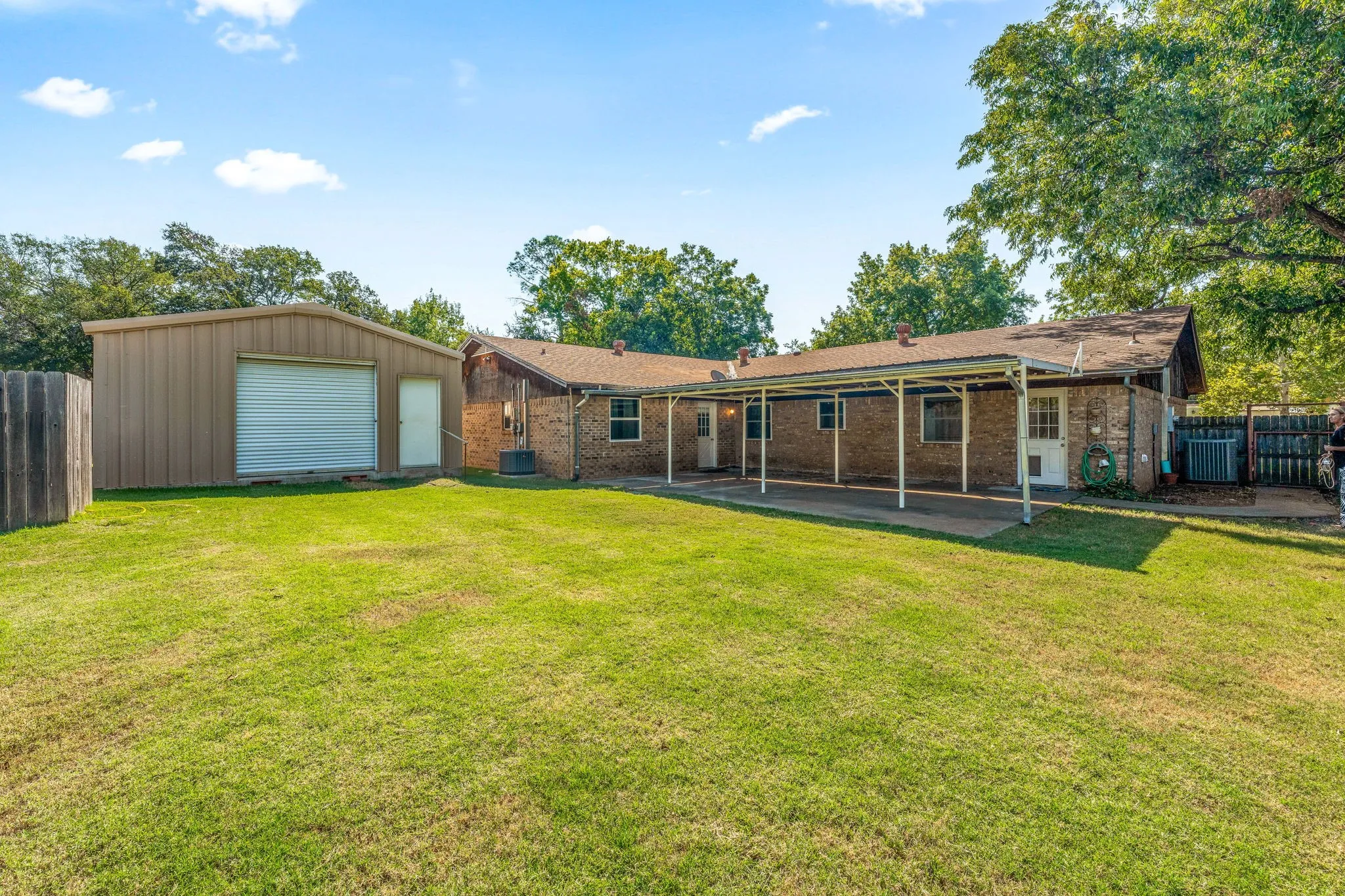 Single Family Residence For Sale in Young County , 1003 Royal Lane, Graham, Texas 76450, 5 Bedroom, 4 Bathroom, 2 Garage spaces, 2,320 Sqft, built in 1975, Preowned, mls#21079484, Real Estate Agent in Graham, Homes For Sale in Young county, Homes For Sale in Graham, Realtor in Graham Texas, Real Estate Brokerage Independent Realty Texas, Luminita Cordes Realtor