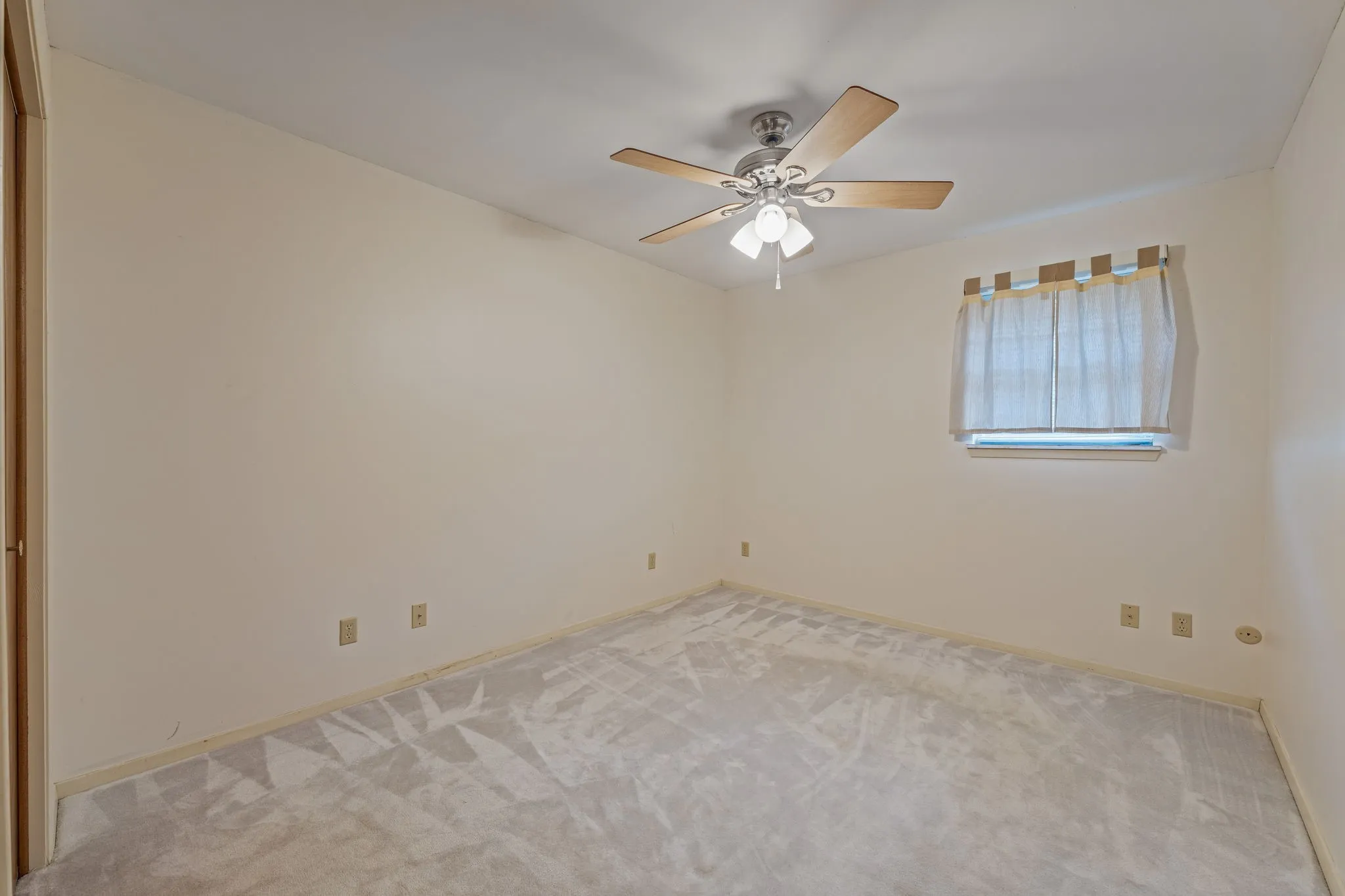 Single Family Residence For Sale in Young County , 1003 Royal Lane, Graham, Texas 76450, 5 Bedroom, 4 Bathroom, 2 Garage spaces, 2,320 Sqft, built in 1975, Preowned, mls#21079484, Real Estate Agent in Graham, Homes For Sale in Young county, Homes For Sale in Graham, Realtor in Graham Texas, Real Estate Brokerage Independent Realty Texas, Luminita Cordes Realtor