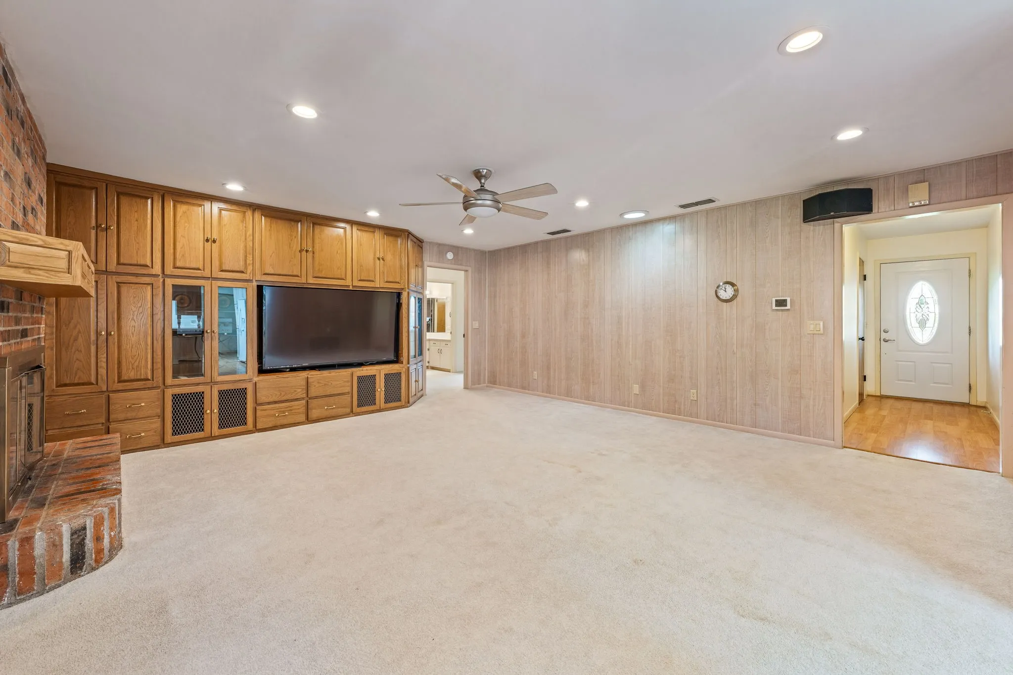 Single Family Residence For Sale in Young County , 1003 Royal Lane, Graham, Texas 76450, 5 Bedroom, 4 Bathroom, 2 Garage spaces, 2,320 Sqft, built in 1975, Preowned, mls#21079484, Real Estate Agent in Graham, Homes For Sale in Young county, Homes For Sale in Graham, Realtor in Graham Texas, Real Estate Brokerage Independent Realty Texas, Luminita Cordes Realtor