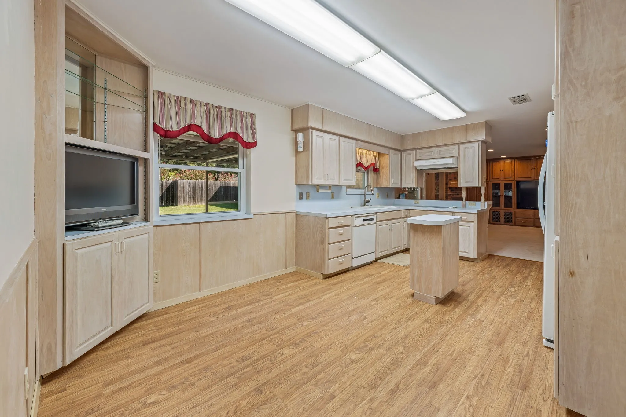 Single Family Residence For Sale in Young County , 1003 Royal Lane, Graham, Texas 76450, 5 Bedroom, 4 Bathroom, 2 Garage spaces, 2,320 Sqft, built in 1975, Preowned, mls#21079484, Real Estate Agent in Graham, Homes For Sale in Young county, Homes For Sale in Graham, Realtor in Graham Texas, Real Estate Brokerage Independent Realty Texas, Luminita Cordes Realtor