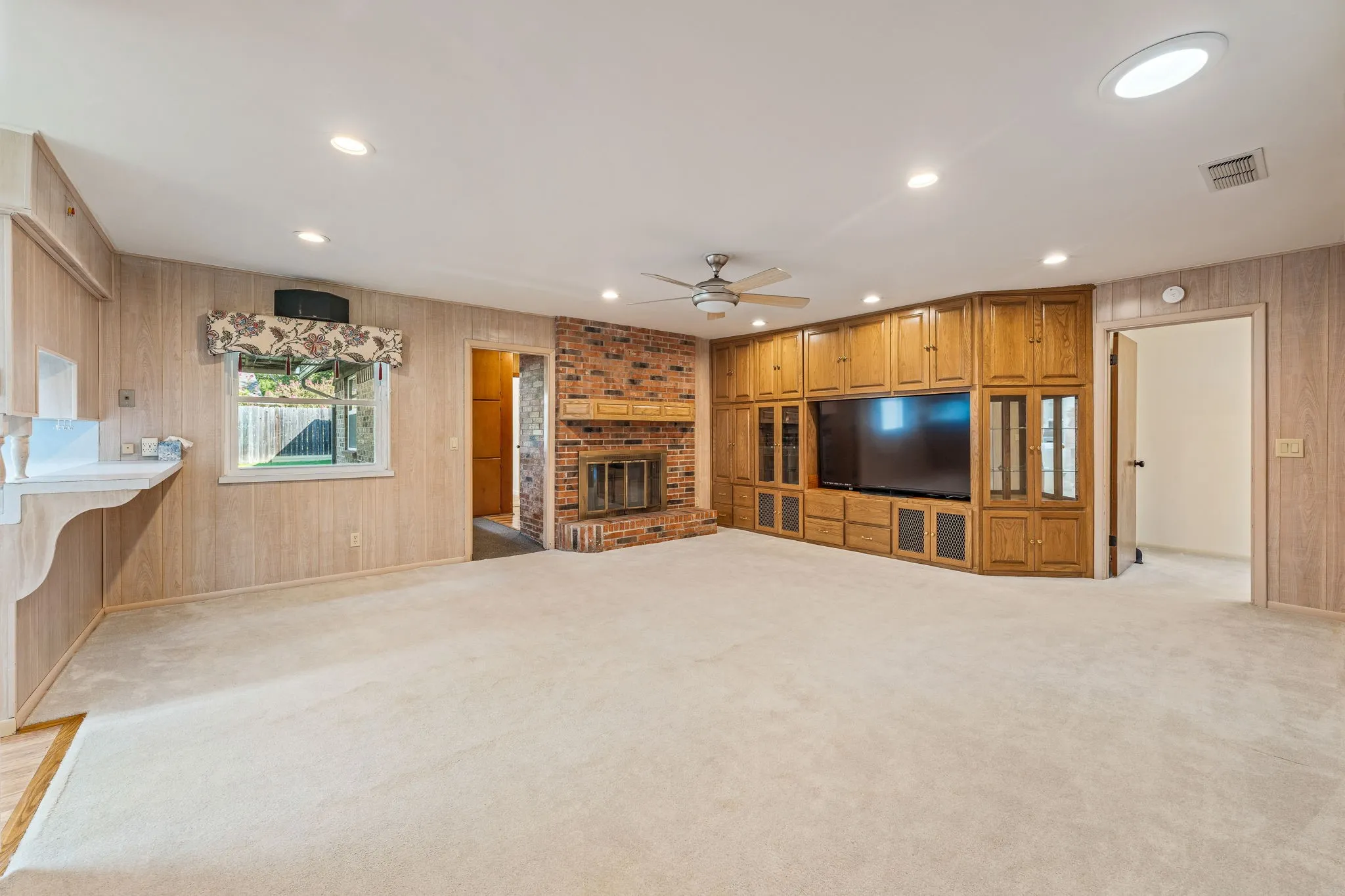 Single Family Residence For Sale in Young County , 1003 Royal Lane, Graham, Texas 76450, 5 Bedroom, 4 Bathroom, 2 Garage spaces, 2,320 Sqft, built in 1975, Preowned, mls#21079484, Real Estate Agent in Graham, Homes For Sale in Young county, Homes For Sale in Graham, Realtor in Graham Texas, Real Estate Brokerage Independent Realty Texas, Luminita Cordes Realtor