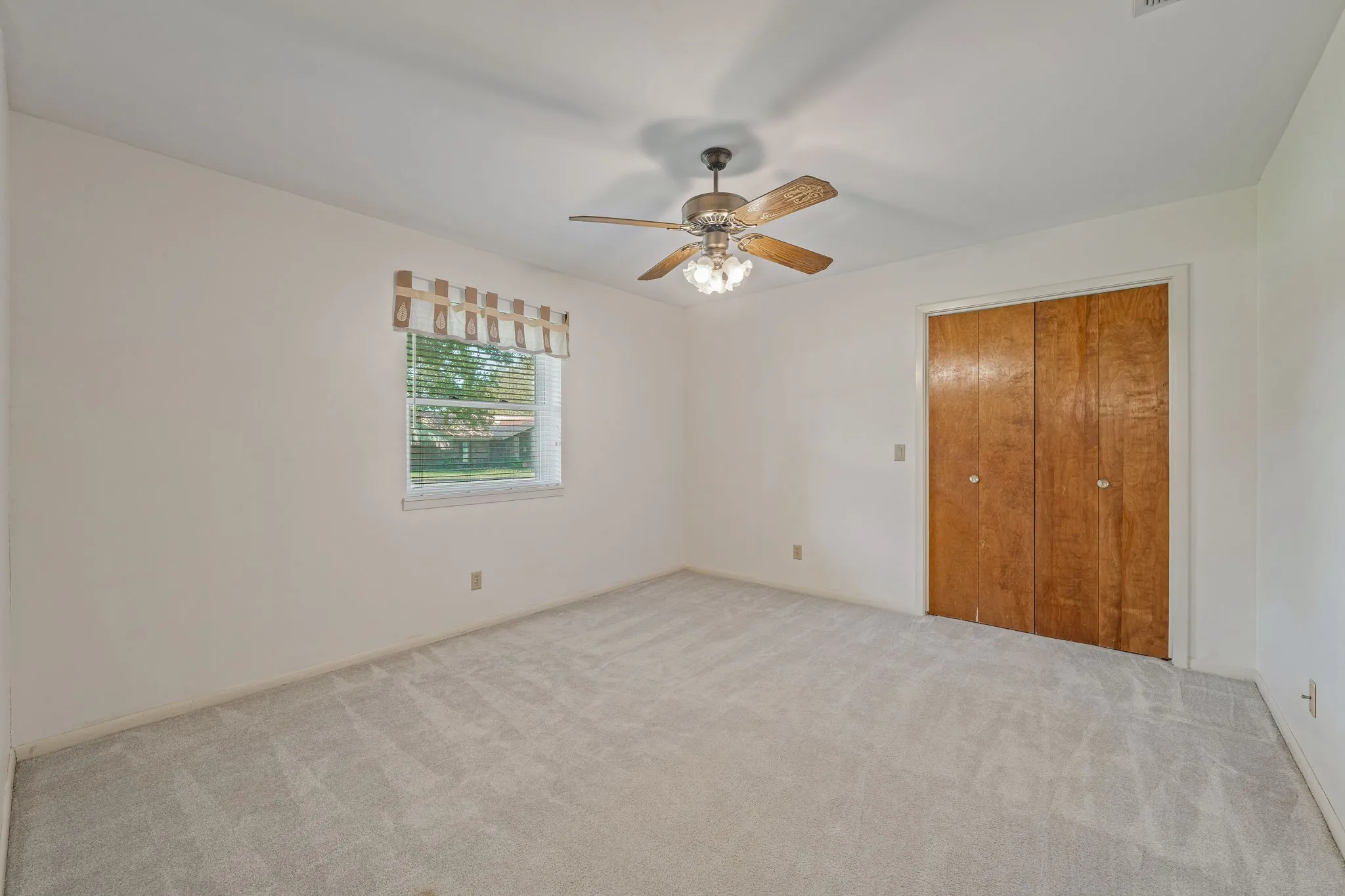 Single Family Residence For Sale in Young County , 1003 Royal Lane, Graham, Texas 76450, 5 Bedroom, 4 Bathroom, 2 Garage spaces, 2,320 Sqft, built in 1975, Preowned, mls#21079484, Real Estate Agent in Graham, Homes For Sale in Young county, Homes For Sale in Graham, Realtor in Graham Texas, Real Estate Brokerage Independent Realty Texas, Luminita Cordes Realtor
