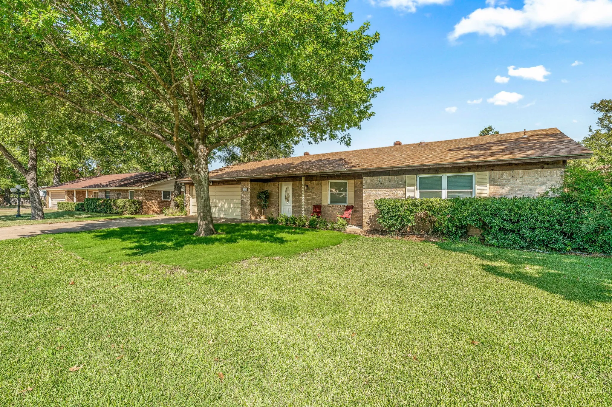 Single Family Residence For Sale in Young County , 1003 Royal Lane, Graham, Texas 76450, 5 Bedroom, 4 Bathroom, 2 Garage spaces, 2,320 Sqft, built in 1975, Preowned, mls#21079484, Real Estate Agent in Graham, Homes For Sale in Young county, Homes For Sale in Graham, Realtor in Graham Texas, Real Estate Brokerage Independent Realty Texas, Luminita Cordes Realtor
