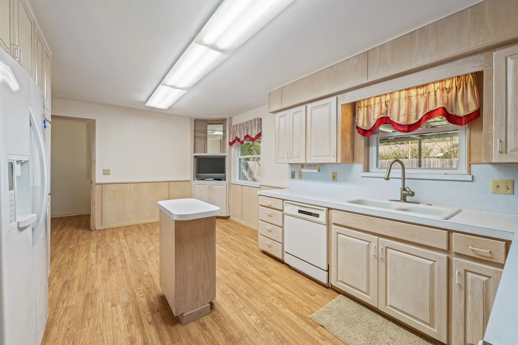 Single Family Residence For Sale in Young County , 1003 Royal Lane, Graham, Texas 76450, 5 Bedroom, 4 Bathroom, 2 Garage spaces, 2,320 Sqft, built in 1975, Preowned, mls#21079484, Real Estate Agent in Graham, Homes For Sale in Young county, Homes For Sale in Graham, Realtor in Graham Texas, Real Estate Brokerage Independent Realty Texas, Luminita Cordes Realtor