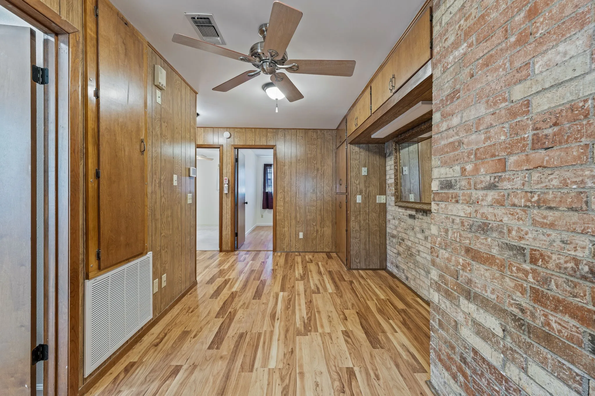 Single Family Residence For Sale in Young County , 1003 Royal Lane, Graham, Texas 76450, 5 Bedroom, 4 Bathroom, 2 Garage spaces, 2,320 Sqft, built in 1975, Preowned, mls#21079484, Real Estate Agent in Graham, Homes For Sale in Young county, Homes For Sale in Graham, Realtor in Graham Texas, Real Estate Brokerage Independent Realty Texas, Luminita Cordes Realtor