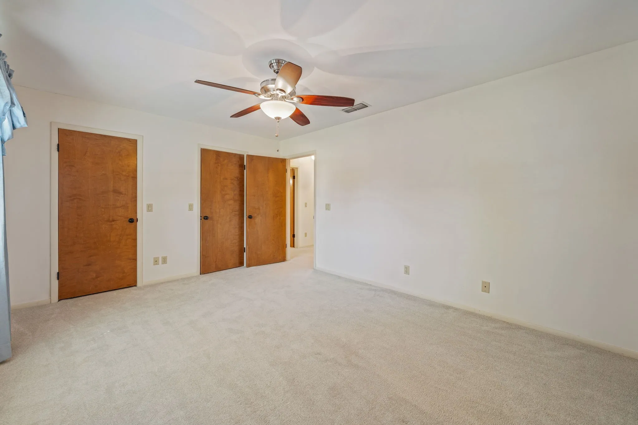Single Family Residence For Sale in Young County , 1003 Royal Lane, Graham, Texas 76450, 5 Bedroom, 4 Bathroom, 2 Garage spaces, 2,320 Sqft, built in 1975, Preowned, mls#21079484, Real Estate Agent in Graham, Homes For Sale in Young county, Homes For Sale in Graham, Realtor in Graham Texas, Real Estate Brokerage Independent Realty Texas, Luminita Cordes Realtor