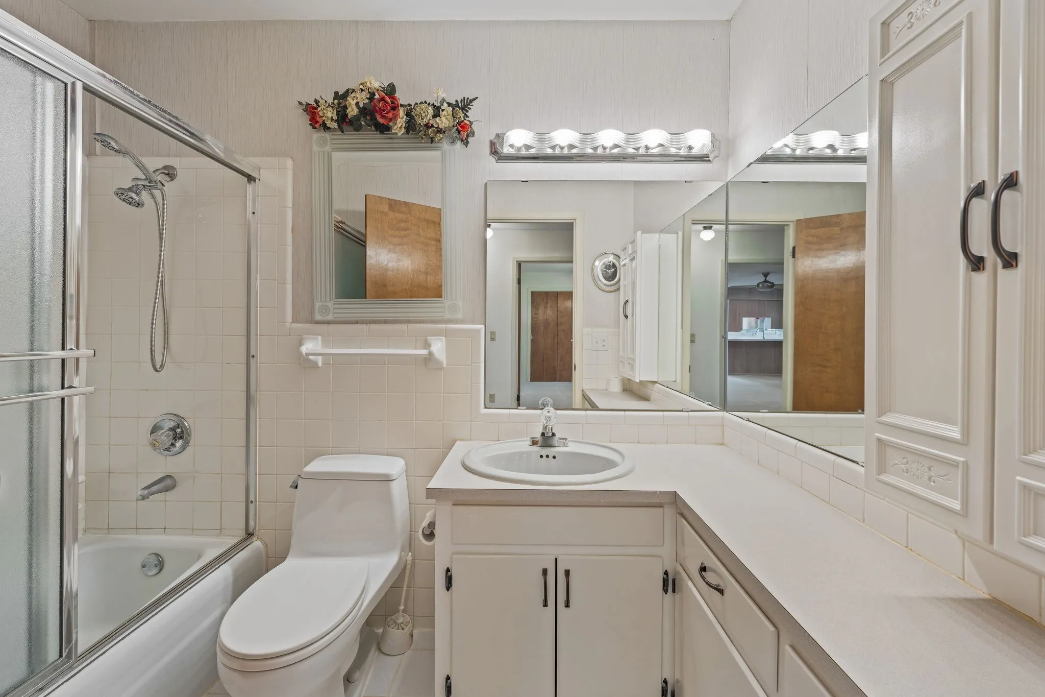 Single Family Residence For Sale in Young County , 1003 Royal Lane, Graham, Texas 76450, 5 Bedroom, 4 Bathroom, 2 Garage spaces, 2,320 Sqft, built in 1975, Preowned, mls#21079484, Real Estate Agent in Graham, Homes For Sale in Young county, Homes For Sale in Graham, Realtor in Graham Texas, Real Estate Brokerage Independent Realty Texas, Luminita Cordes Realtor