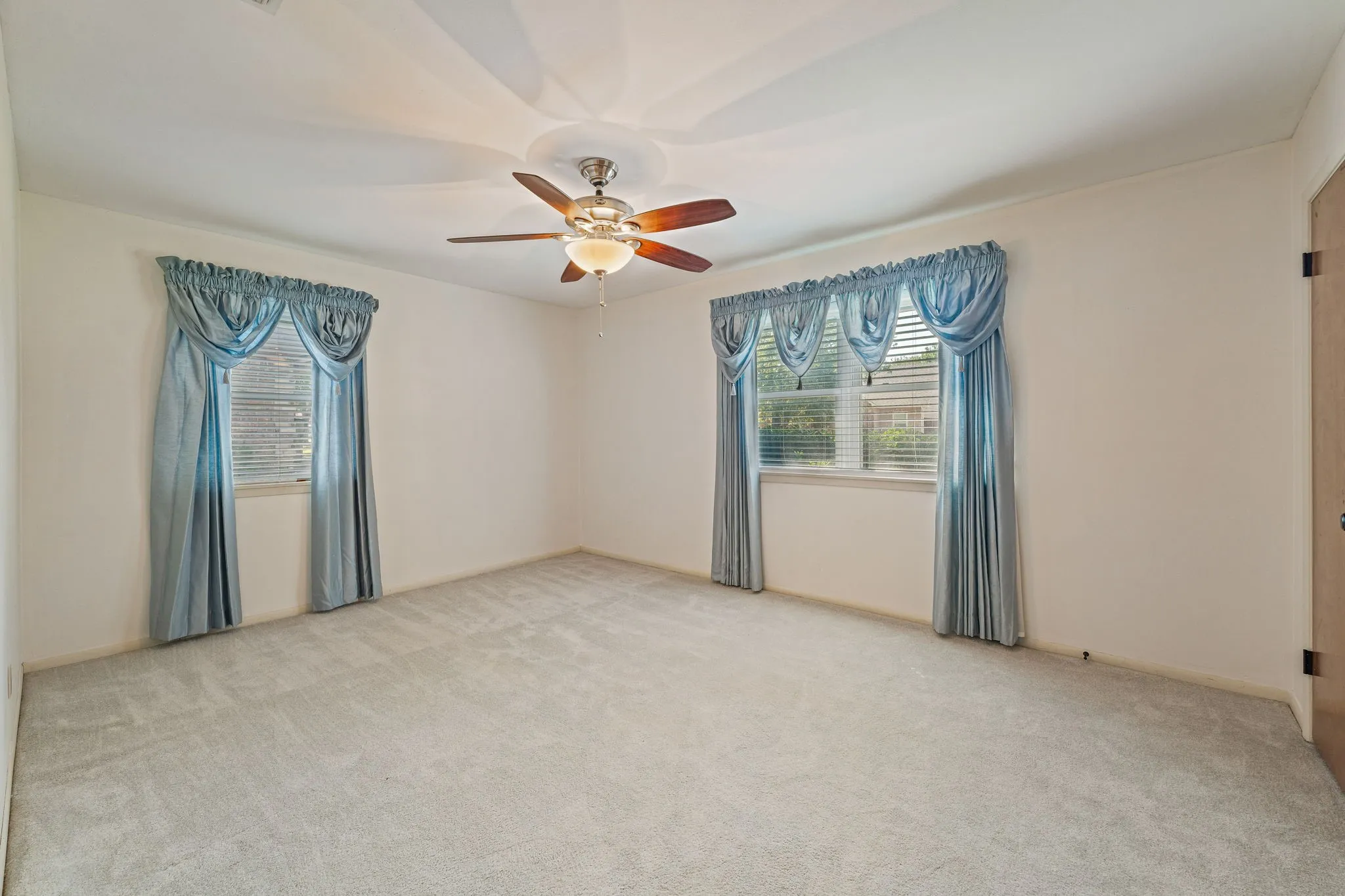 Single Family Residence For Sale in Young County , 1003 Royal Lane, Graham, Texas 76450, 5 Bedroom, 4 Bathroom, 2 Garage spaces, 2,320 Sqft, built in 1975, Preowned, mls#21079484, Real Estate Agent in Graham, Homes For Sale in Young county, Homes For Sale in Graham, Realtor in Graham Texas, Real Estate Brokerage Independent Realty Texas, Luminita Cordes Realtor