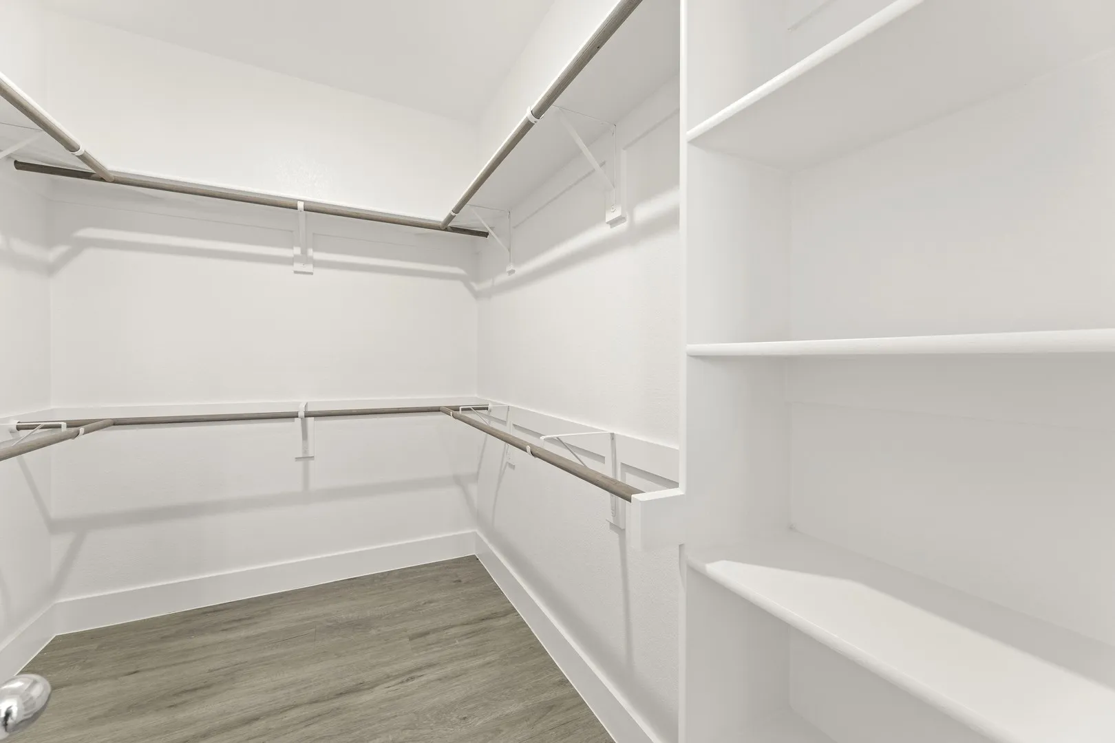 22_23. 2372 Bell - Closet