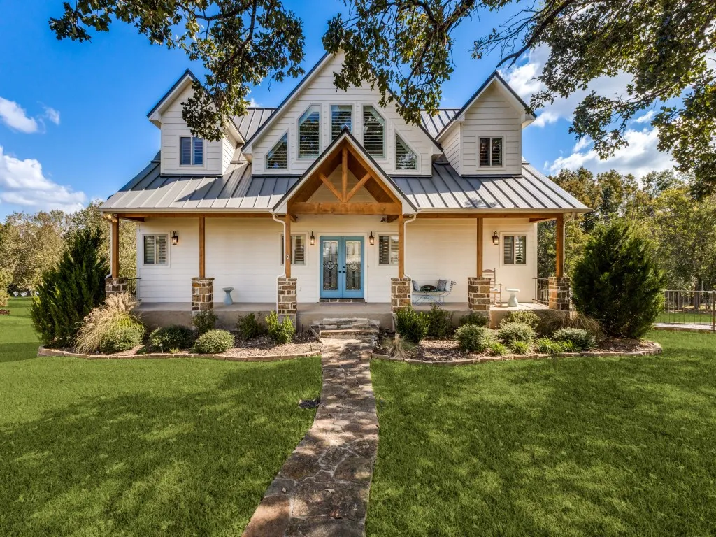 Single Family Residence For Sale in Henderson County , 5848 Lago Vista Drive, Athens, Texas 75752, 4 Bedroom, 5 Bathroom, 2 Garage spaces, 3,245 Sqft, built in 2011, Preowned, mls#21079018, Real Estate Agent in Athens, Homes For Sale in Henderson county, Homes For Sale in Athens, Realtor in Athens Texas, Real Estate Brokerage Independent Realty Texas, Luminita Cordes Realtor