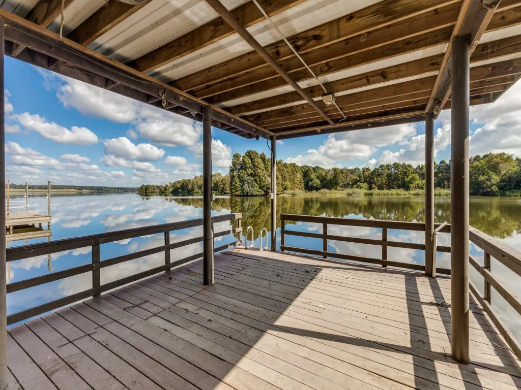 Single Family Residence For Sale in Henderson County , 5848 Lago Vista Drive, Athens, Texas 75752, 4 Bedroom, 5 Bathroom, 2 Garage spaces, 3,245 Sqft, built in 2011, Preowned, mls#21079018, Real Estate Agent in Athens, Homes For Sale in Henderson county, Homes For Sale in Athens, Realtor in Athens Texas, Real Estate Brokerage Independent Realty Texas, Luminita Cordes Realtor