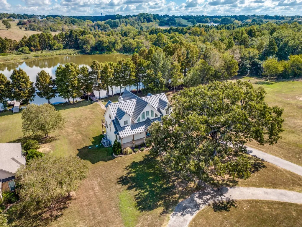 Single Family Residence For Sale in Henderson County , 5848 Lago Vista Drive, Athens, Texas 75752, 4 Bedroom, 5 Bathroom, 2 Garage spaces, 3,245 Sqft, built in 2011, Preowned, mls#21079018, Real Estate Agent in Athens, Homes For Sale in Henderson county, Homes For Sale in Athens, Realtor in Athens Texas, Real Estate Brokerage Independent Realty Texas, Luminita Cordes Realtor