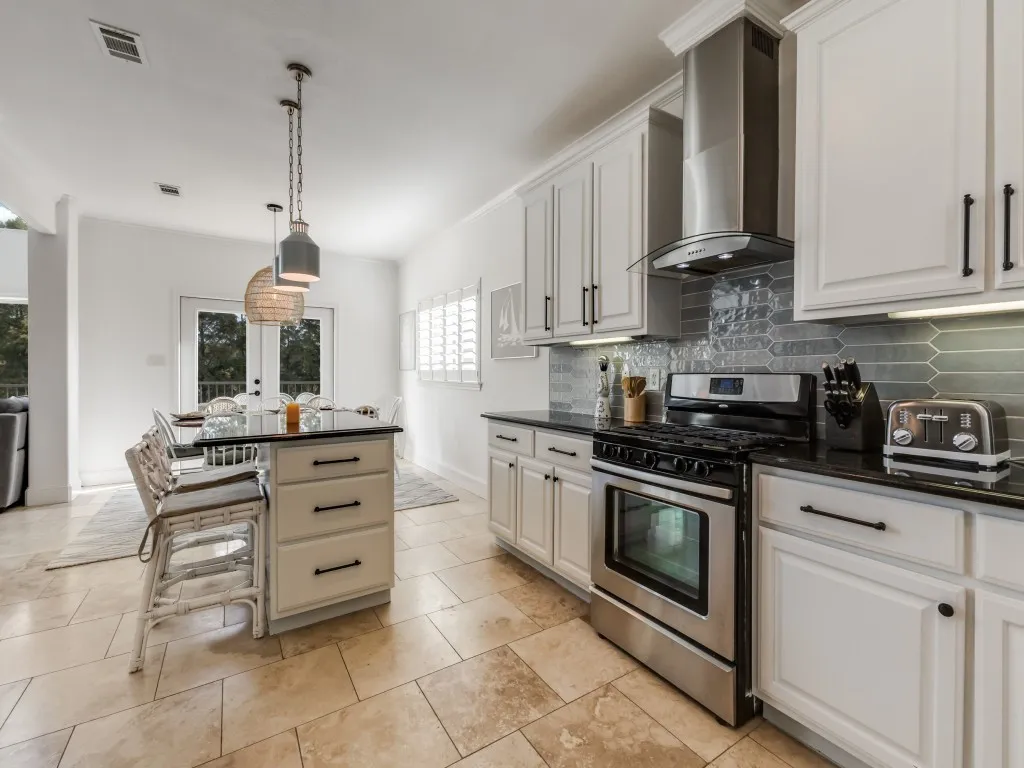 Single Family Residence For Sale in Henderson County , 5848 Lago Vista Drive, Athens, Texas 75752, 4 Bedroom, 5 Bathroom, 2 Garage spaces, 3,245 Sqft, built in 2011, Preowned, mls#21079018, Real Estate Agent in Athens, Homes For Sale in Henderson county, Homes For Sale in Athens, Realtor in Athens Texas, Real Estate Brokerage Independent Realty Texas, Luminita Cordes Realtor
