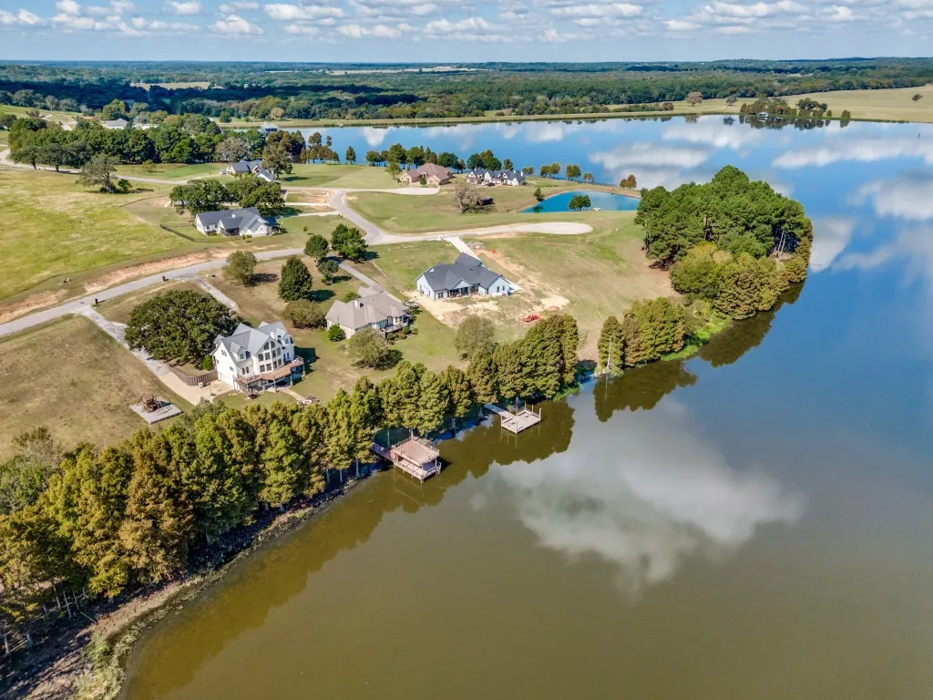 Single Family Residence For Sale in Henderson County , 5848 Lago Vista Drive, Athens, Texas 75752, 4 Bedroom, 5 Bathroom, 2 Garage spaces, 3,245 Sqft, built in 2011, Preowned, mls#21079018, Real Estate Agent in Athens, Homes For Sale in Henderson county, Homes For Sale in Athens, Realtor in Athens Texas, Real Estate Brokerage Independent Realty Texas, Luminita Cordes Realtor