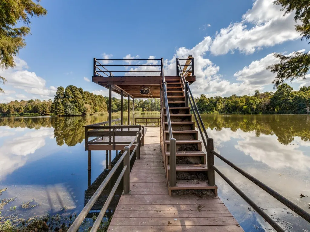Single Family Residence For Sale in Henderson County , 5848 Lago Vista Drive, Athens, Texas 75752, 4 Bedroom, 5 Bathroom, 2 Garage spaces, 3,245 Sqft, built in 2011, Preowned, mls#21079018, Real Estate Agent in Athens, Homes For Sale in Henderson county, Homes For Sale in Athens, Realtor in Athens Texas, Real Estate Brokerage Independent Realty Texas, Luminita Cordes Realtor