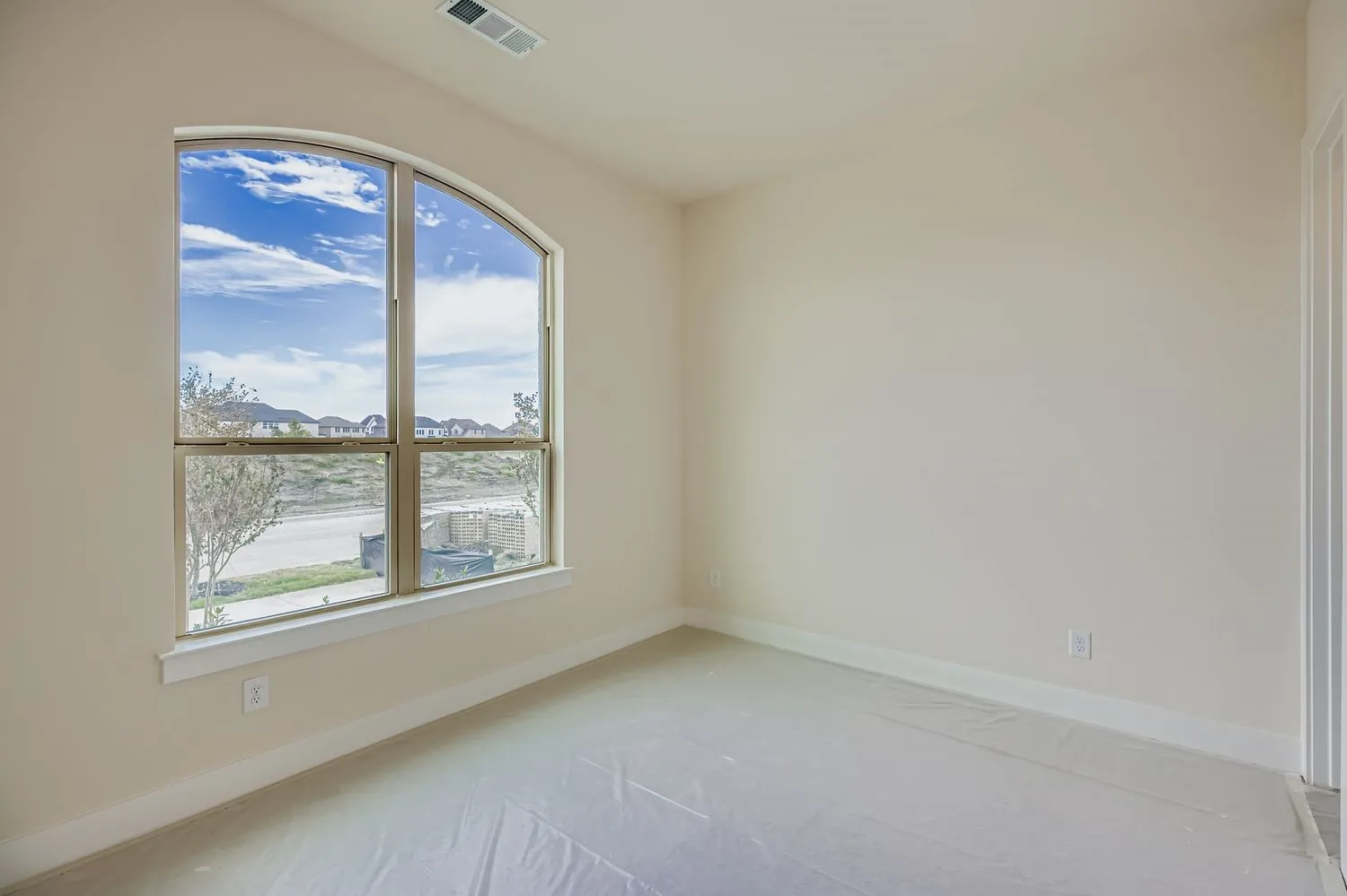Carpeted empty room with baseboards