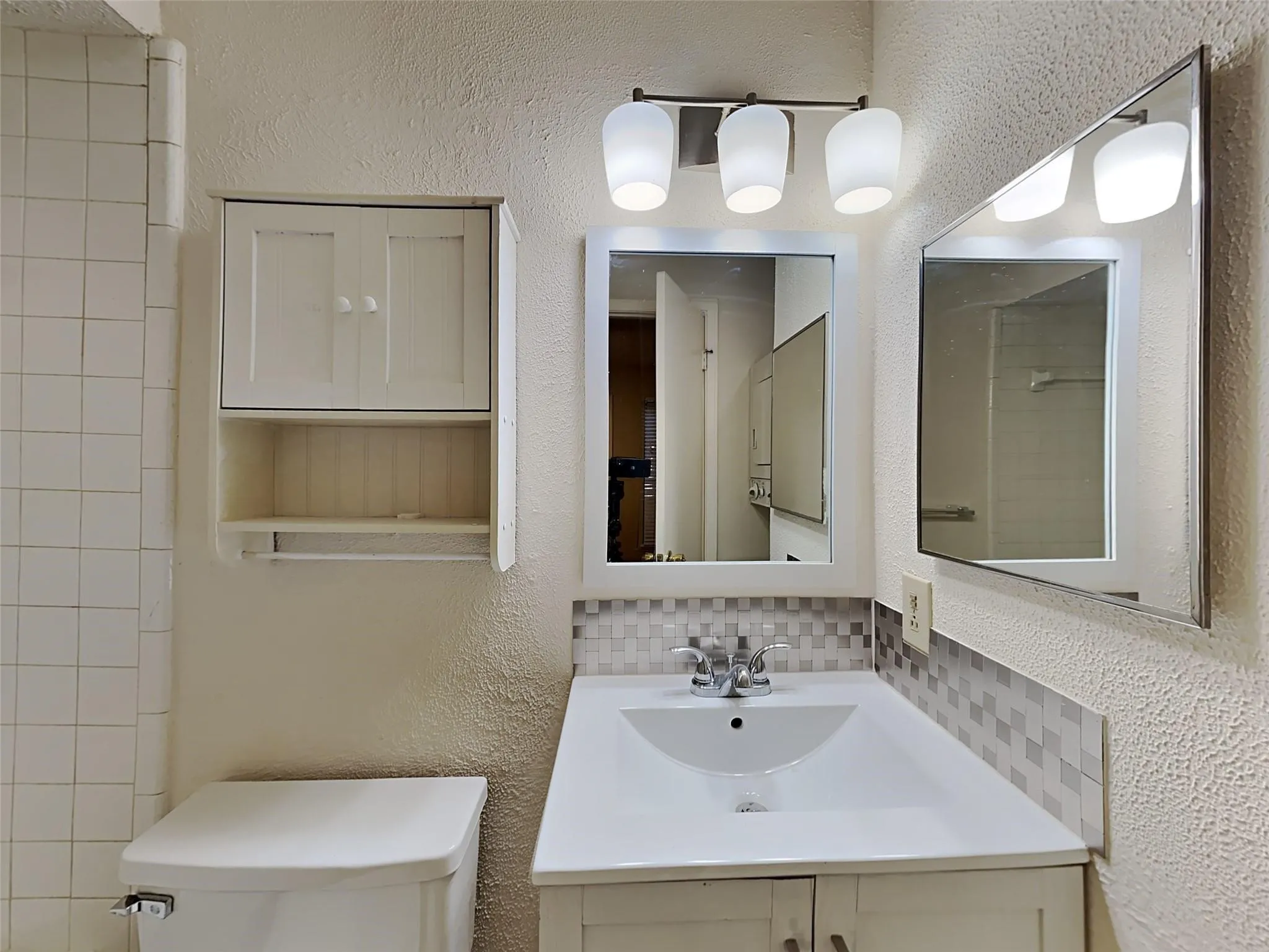 Condominium For Sale in Dallas County , 9811 Walnut Street 108, Dallas, Texas 75243, 1 Bedroom, 1 Bathroom, Garage spaces, 662 Sqft, built in 1981, Preowned, Price $65,000, mls#21083222, Real Estate Agent in Dallas, Homes For Sale in Dallas county, Homes For Sale in Dallas, Realtor in Dallas Texas, Real Estate Brokerage Independent Realty Texas, Luminita Cordes Realtor