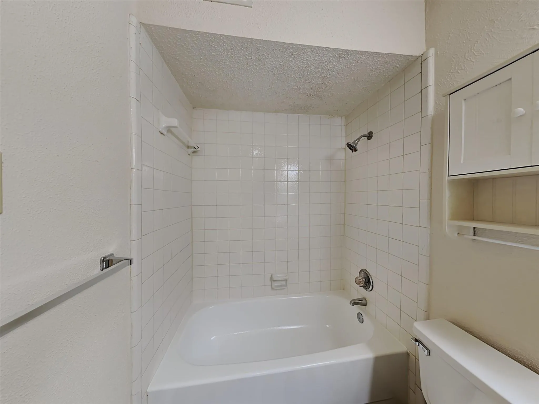 Condominium For Sale in Dallas County , 9811 Walnut Street 108, Dallas, Texas 75243, 1 Bedroom, 1 Bathroom, Garage spaces, 662 Sqft, built in 1981, Preowned, Price $65,000, mls#21083222, Real Estate Agent in Dallas, Homes For Sale in Dallas county, Homes For Sale in Dallas, Realtor in Dallas Texas, Real Estate Brokerage Independent Realty Texas, Luminita Cordes Realtor