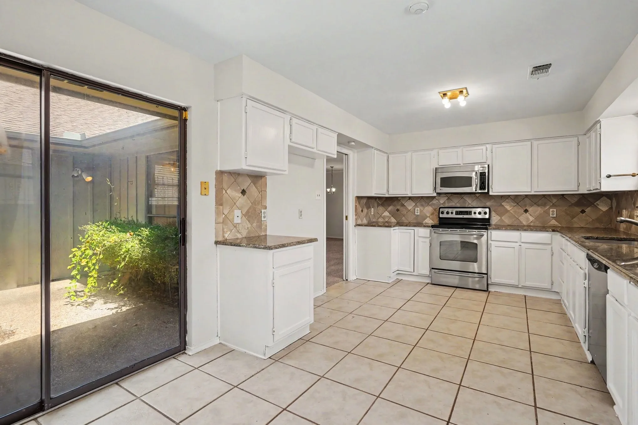 Single Family Residence For Sale in Tarrant County , 5118 Ledgestone Drive, Fort Worth, Texas 76132, 2 Bedroom, 3 Bathroom, 2 Garage spaces, 2,386 Sqft, built in 1984, mls#21079849, Real Estate Agent in Fort Worth, Homes For Sale in Tarrant county, Homes For Sale in Fort Worth, Realtor in Fort Worth Texas, Real Estate Brokerage Independent Realty Texas, Luminita Cordes Realtor