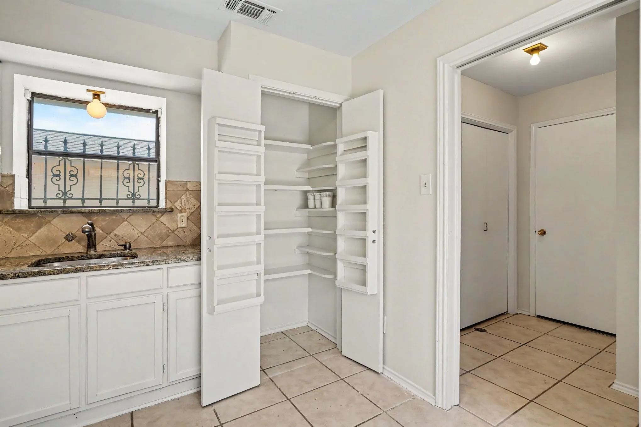 Single Family Residence For Sale in Tarrant County , 5118 Ledgestone Drive, Fort Worth, Texas 76132, 2 Bedroom, 3 Bathroom, 2 Garage spaces, 2,386 Sqft, built in 1984, mls#21079849, Real Estate Agent in Fort Worth, Homes For Sale in Tarrant county, Homes For Sale in Fort Worth, Realtor in Fort Worth Texas, Real Estate Brokerage Independent Realty Texas, Luminita Cordes Realtor
