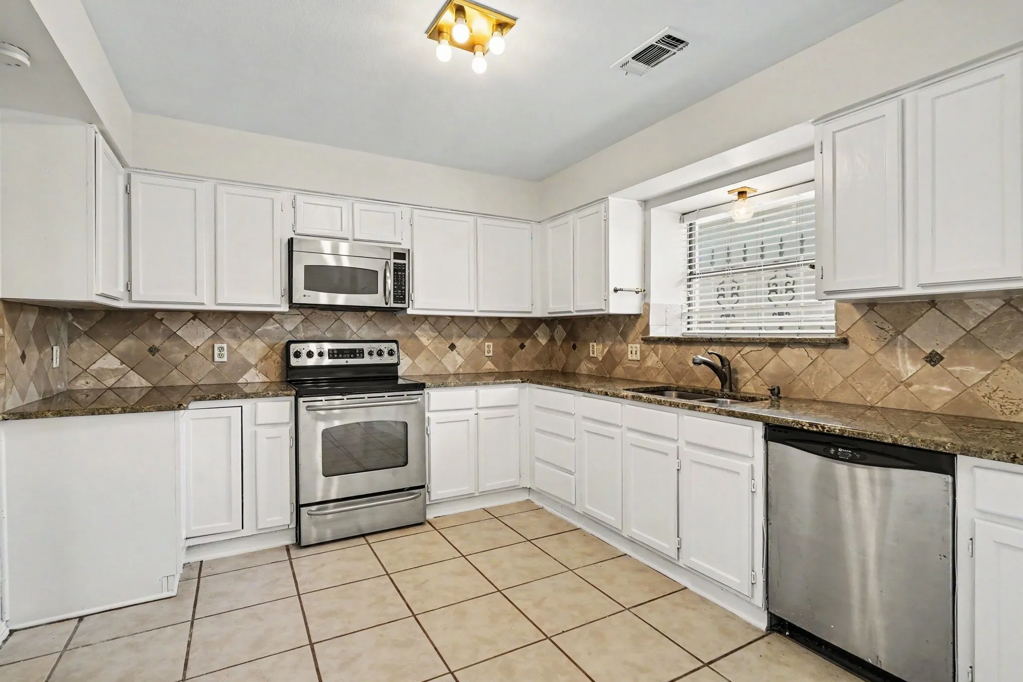 Single Family Residence For Sale in Tarrant County , 5118 Ledgestone Drive, Fort Worth, Texas 76132, 2 Bedroom, 3 Bathroom, 2 Garage spaces, 2,386 Sqft, built in 1984, mls#21079849, Real Estate Agent in Fort Worth, Homes For Sale in Tarrant county, Homes For Sale in Fort Worth, Realtor in Fort Worth Texas, Real Estate Brokerage Independent Realty Texas, Luminita Cordes Realtor