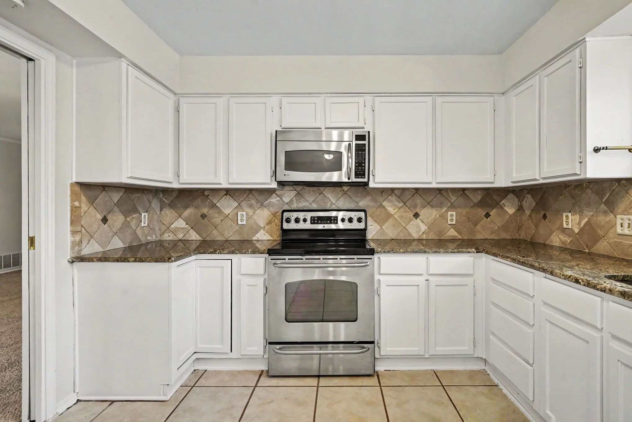 Single Family Residence For Sale in Tarrant County , 5118 Ledgestone Drive, Fort Worth, Texas 76132, 2 Bedroom, 3 Bathroom, 2 Garage spaces, 2,386 Sqft, built in 1984, mls#21079849, Real Estate Agent in Fort Worth, Homes For Sale in Tarrant county, Homes For Sale in Fort Worth, Realtor in Fort Worth Texas, Real Estate Brokerage Independent Realty Texas, Luminita Cordes Realtor