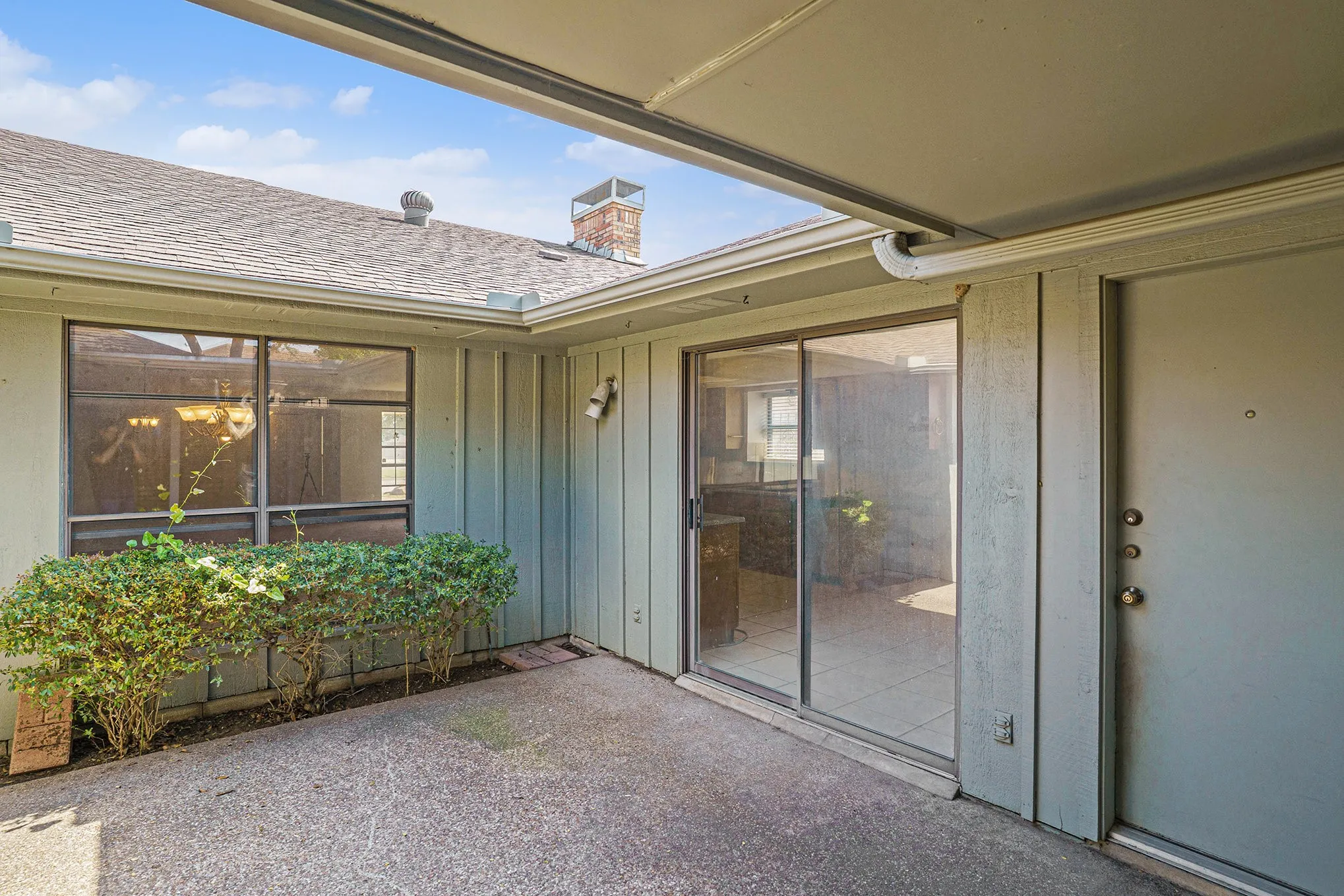 Single Family Residence For Sale in Tarrant County , 5118 Ledgestone Drive, Fort Worth, Texas 76132, 2 Bedroom, 3 Bathroom, 2 Garage spaces, 2,386 Sqft, built in 1984, mls#21079849, Real Estate Agent in Fort Worth, Homes For Sale in Tarrant county, Homes For Sale in Fort Worth, Realtor in Fort Worth Texas, Real Estate Brokerage Independent Realty Texas, Luminita Cordes Realtor