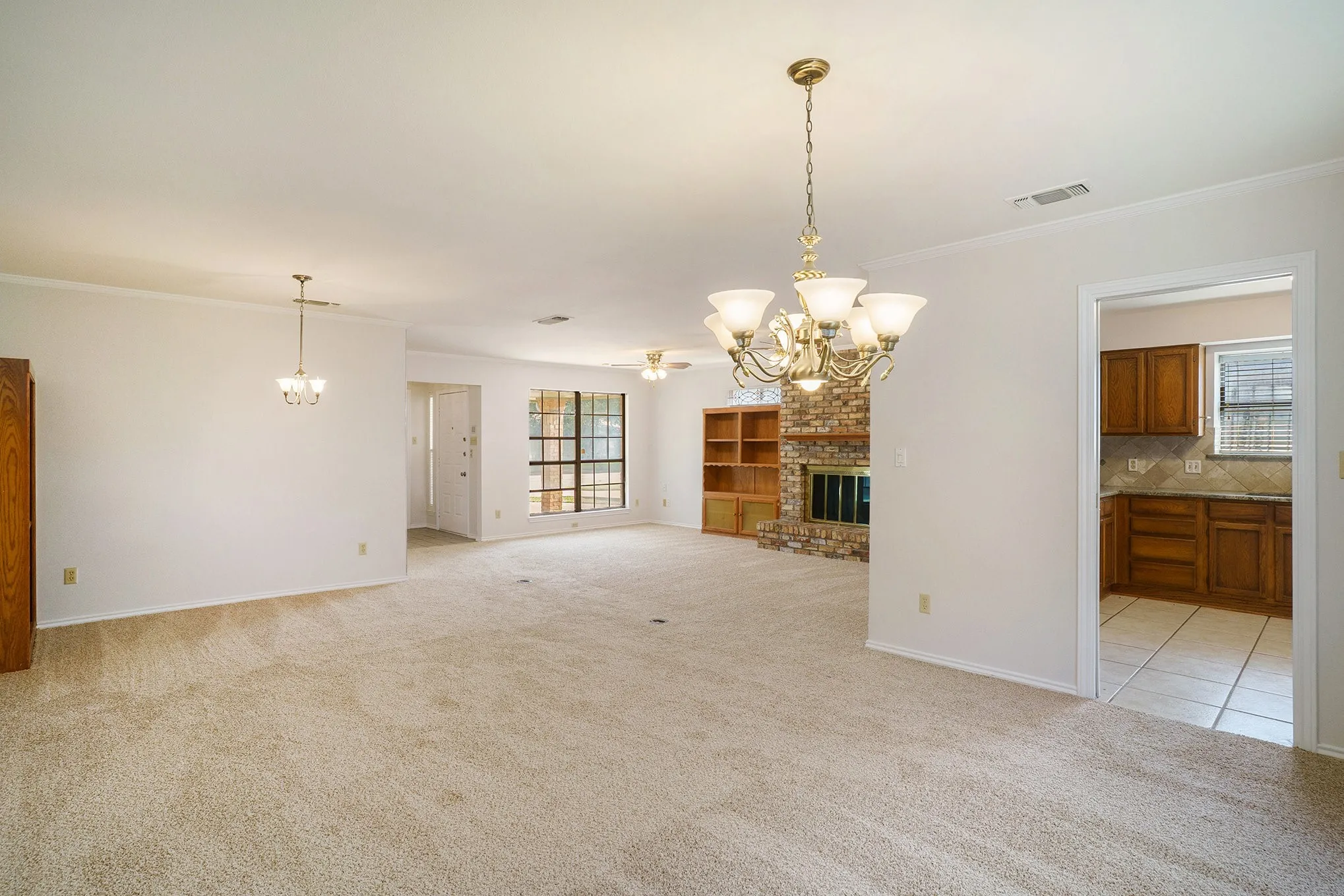 Single Family Residence For Sale in Tarrant County , 5118 Ledgestone Drive, Fort Worth, Texas 76132, 2 Bedroom, 3 Bathroom, 2 Garage spaces, 2,386 Sqft, built in 1984, mls#21079849, Real Estate Agent in Fort Worth, Homes For Sale in Tarrant county, Homes For Sale in Fort Worth, Realtor in Fort Worth Texas, Real Estate Brokerage Independent Realty Texas, Luminita Cordes Realtor