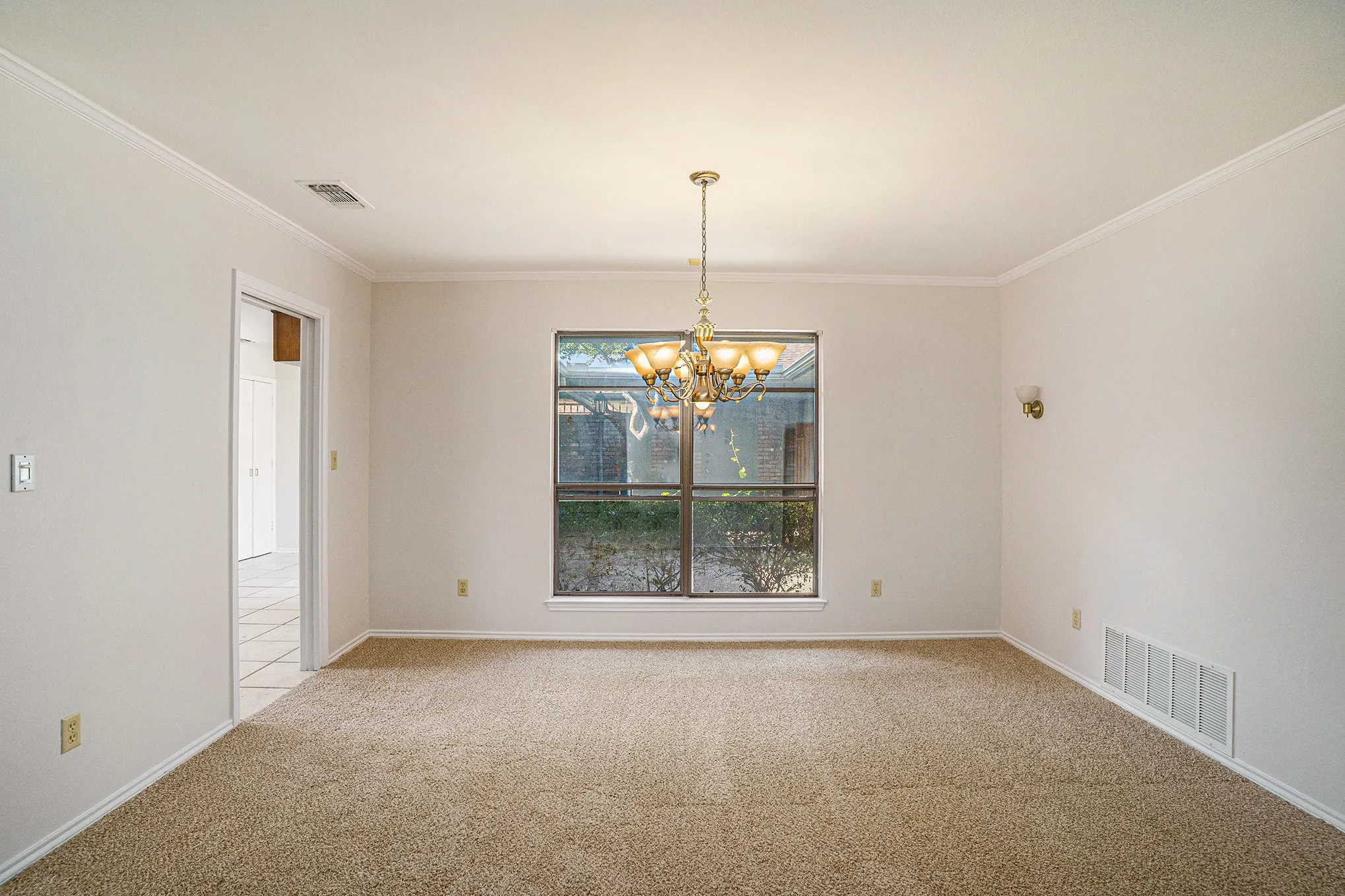 Single Family Residence For Sale in Tarrant County , 5118 Ledgestone Drive, Fort Worth, Texas 76132, 2 Bedroom, 3 Bathroom, 2 Garage spaces, 2,386 Sqft, built in 1984, mls#21079849, Real Estate Agent in Fort Worth, Homes For Sale in Tarrant county, Homes For Sale in Fort Worth, Realtor in Fort Worth Texas, Real Estate Brokerage Independent Realty Texas, Luminita Cordes Realtor