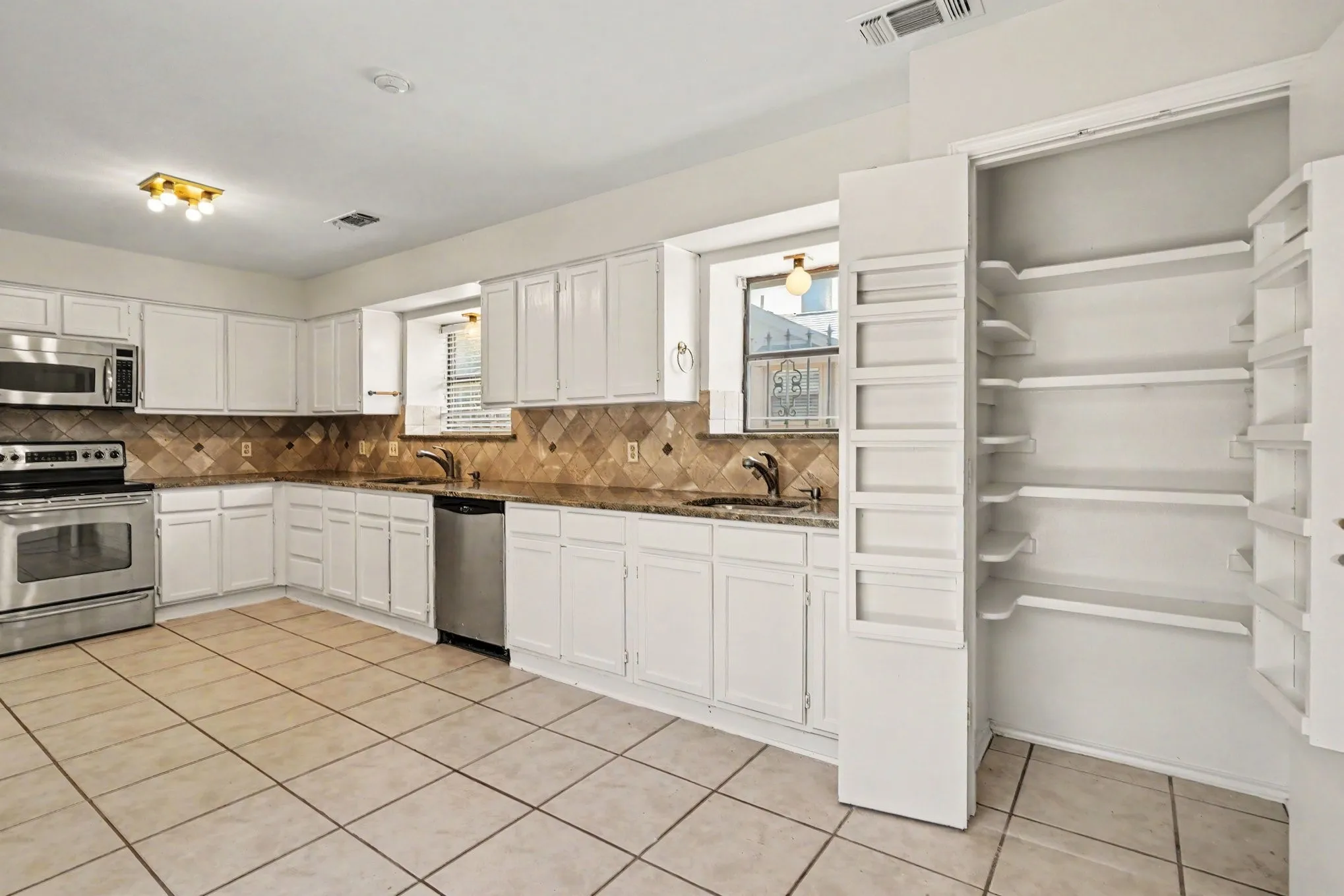 Single Family Residence For Sale in Tarrant County , 5118 Ledgestone Drive, Fort Worth, Texas 76132, 2 Bedroom, 3 Bathroom, 2 Garage spaces, 2,386 Sqft, built in 1984, mls#21079849, Real Estate Agent in Fort Worth, Homes For Sale in Tarrant county, Homes For Sale in Fort Worth, Realtor in Fort Worth Texas, Real Estate Brokerage Independent Realty Texas, Luminita Cordes Realtor