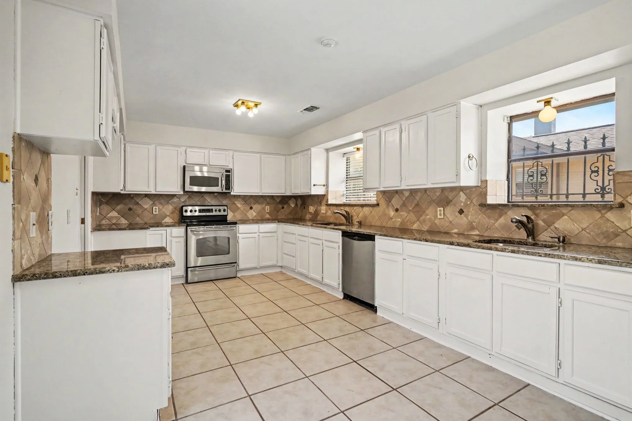 Single Family Residence For Sale in Tarrant County , 5118 Ledgestone Drive, Fort Worth, Texas 76132, 2 Bedroom, 3 Bathroom, 2 Garage spaces, 2,386 Sqft, built in 1984, mls#21079849, Real Estate Agent in Fort Worth, Homes For Sale in Tarrant county, Homes For Sale in Fort Worth, Realtor in Fort Worth Texas, Real Estate Brokerage Independent Realty Texas, Luminita Cordes Realtor