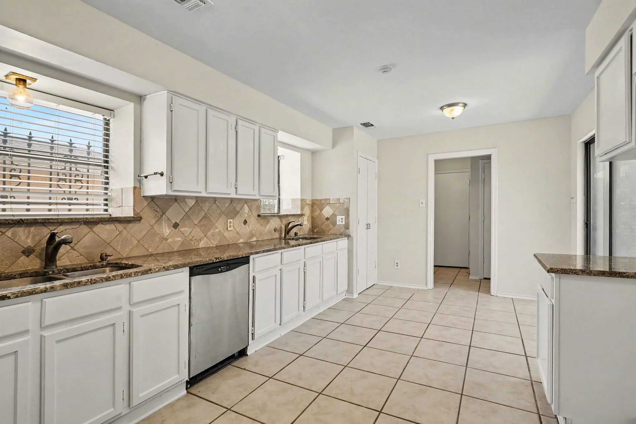 Single Family Residence For Sale in Tarrant County , 5118 Ledgestone Drive, Fort Worth, Texas 76132, 2 Bedroom, 3 Bathroom, 2 Garage spaces, 2,386 Sqft, built in 1984, mls#21079849, Real Estate Agent in Fort Worth, Homes For Sale in Tarrant county, Homes For Sale in Fort Worth, Realtor in Fort Worth Texas, Real Estate Brokerage Independent Realty Texas, Luminita Cordes Realtor