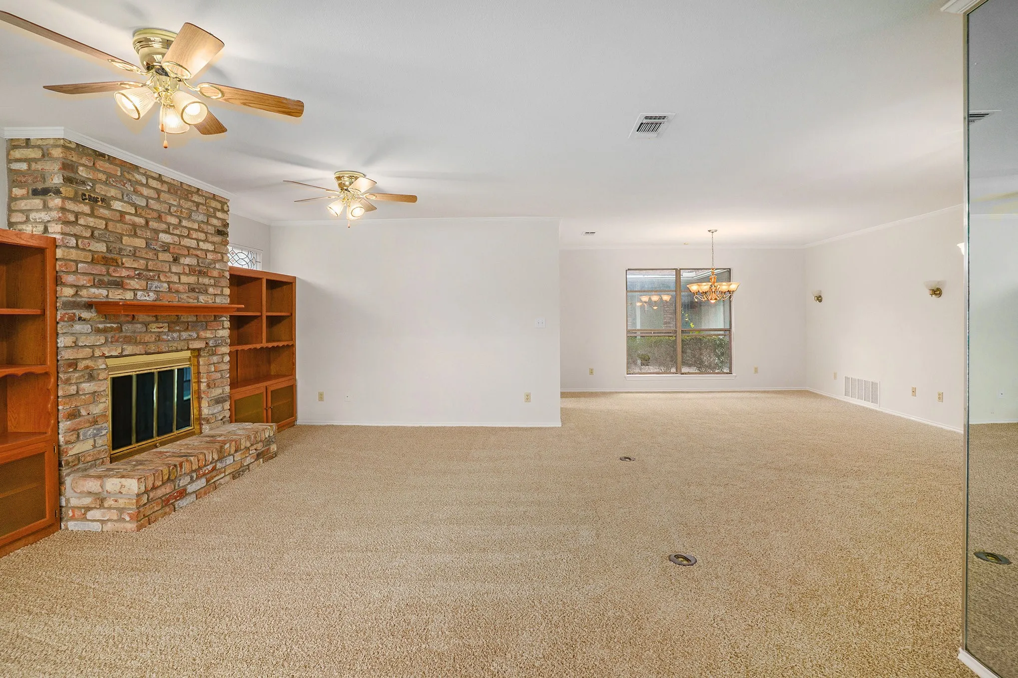 Single Family Residence For Sale in Tarrant County , 5118 Ledgestone Drive, Fort Worth, Texas 76132, 2 Bedroom, 3 Bathroom, 2 Garage spaces, 2,386 Sqft, built in 1984, mls#21079849, Real Estate Agent in Fort Worth, Homes For Sale in Tarrant county, Homes For Sale in Fort Worth, Realtor in Fort Worth Texas, Real Estate Brokerage Independent Realty Texas, Luminita Cordes Realtor
