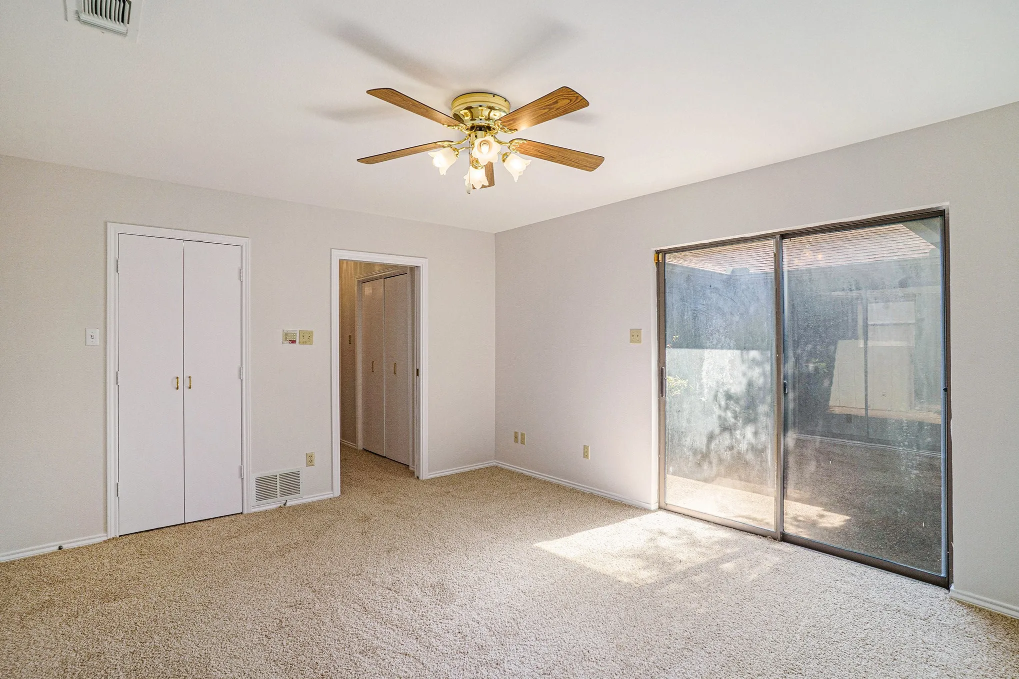 Single Family Residence For Sale in Tarrant County , 5118 Ledgestone Drive, Fort Worth, Texas 76132, 2 Bedroom, 3 Bathroom, 2 Garage spaces, 2,386 Sqft, built in 1984, mls#21079849, Real Estate Agent in Fort Worth, Homes For Sale in Tarrant county, Homes For Sale in Fort Worth, Realtor in Fort Worth Texas, Real Estate Brokerage Independent Realty Texas, Luminita Cordes Realtor