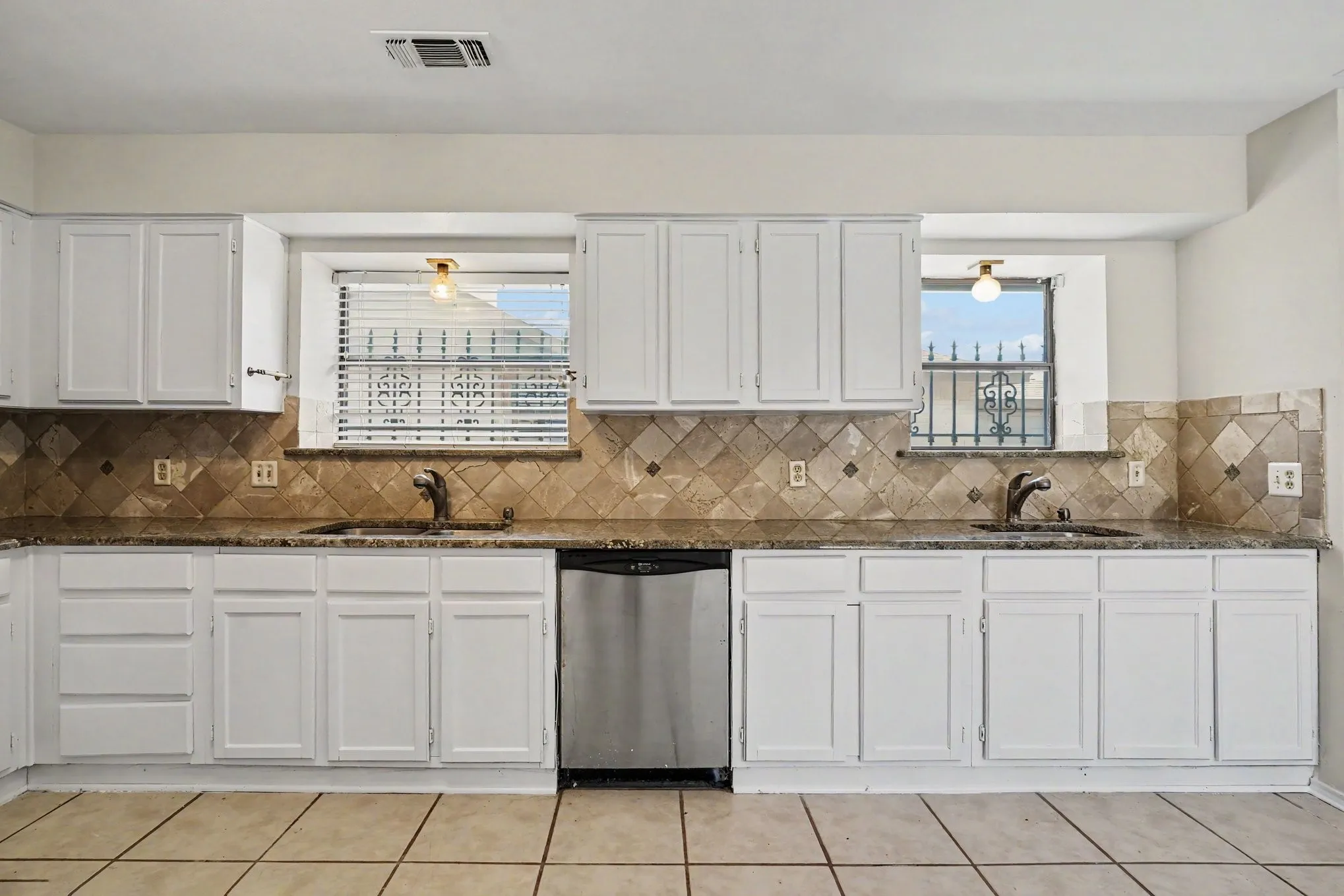 Single Family Residence For Sale in Tarrant County , 5118 Ledgestone Drive, Fort Worth, Texas 76132, 2 Bedroom, 3 Bathroom, 2 Garage spaces, 2,386 Sqft, built in 1984, mls#21079849, Real Estate Agent in Fort Worth, Homes For Sale in Tarrant county, Homes For Sale in Fort Worth, Realtor in Fort Worth Texas, Real Estate Brokerage Independent Realty Texas, Luminita Cordes Realtor