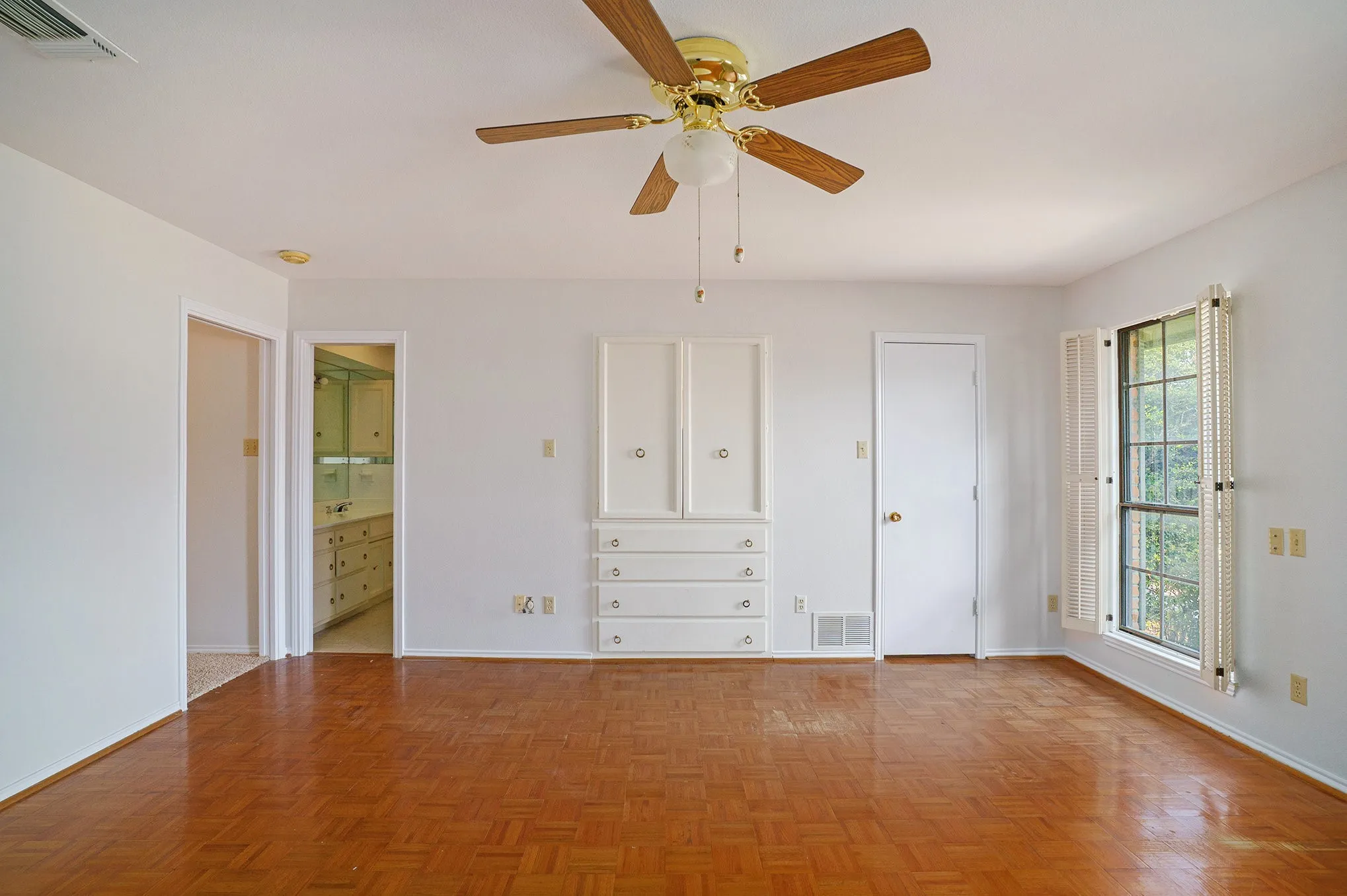 Single Family Residence For Sale in Tarrant County , 5118 Ledgestone Drive, Fort Worth, Texas 76132, 2 Bedroom, 3 Bathroom, 2 Garage spaces, 2,386 Sqft, built in 1984, mls#21079849, Real Estate Agent in Fort Worth, Homes For Sale in Tarrant county, Homes For Sale in Fort Worth, Realtor in Fort Worth Texas, Real Estate Brokerage Independent Realty Texas, Luminita Cordes Realtor