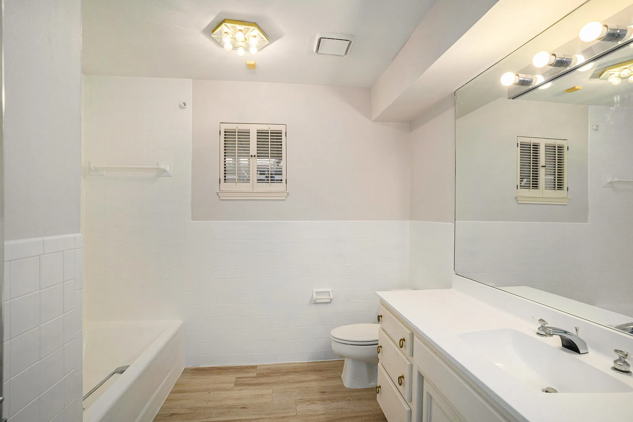 Single Family Residence For Sale in Tarrant County , 5118 Ledgestone Drive, Fort Worth, Texas 76132, 2 Bedroom, 3 Bathroom, 2 Garage spaces, 2,386 Sqft, built in 1984, mls#21079849, Real Estate Agent in Fort Worth, Homes For Sale in Tarrant county, Homes For Sale in Fort Worth, Realtor in Fort Worth Texas, Real Estate Brokerage Independent Realty Texas, Luminita Cordes Realtor