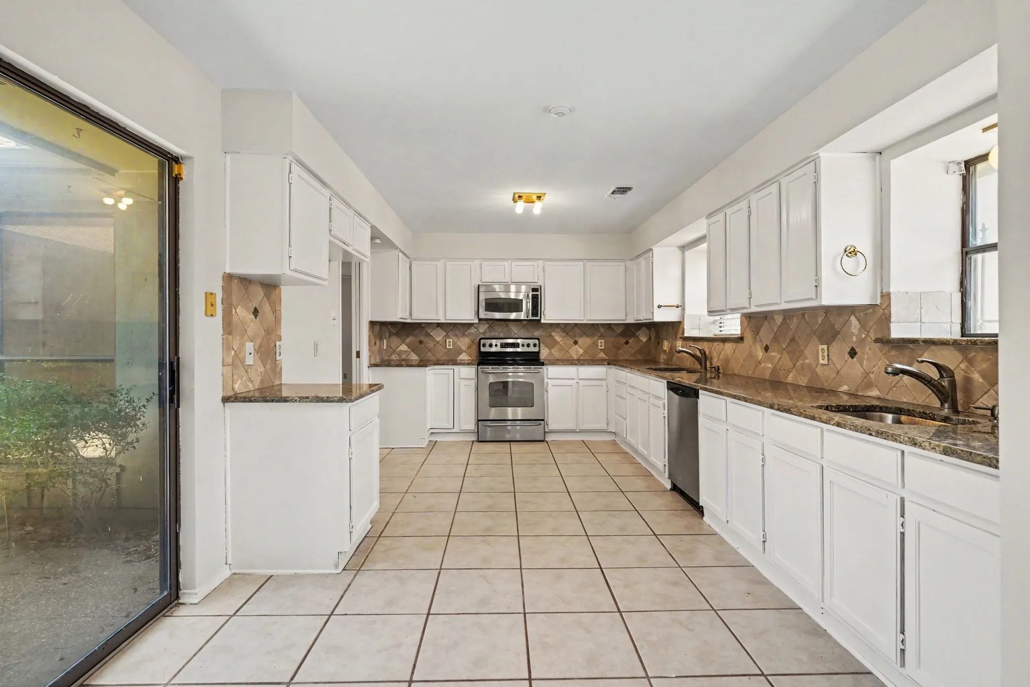 Single Family Residence For Sale in Tarrant County , 5118 Ledgestone Drive, Fort Worth, Texas 76132, 2 Bedroom, 3 Bathroom, 2 Garage spaces, 2,386 Sqft, built in 1984, mls#21079849, Real Estate Agent in Fort Worth, Homes For Sale in Tarrant county, Homes For Sale in Fort Worth, Realtor in Fort Worth Texas, Real Estate Brokerage Independent Realty Texas, Luminita Cordes Realtor