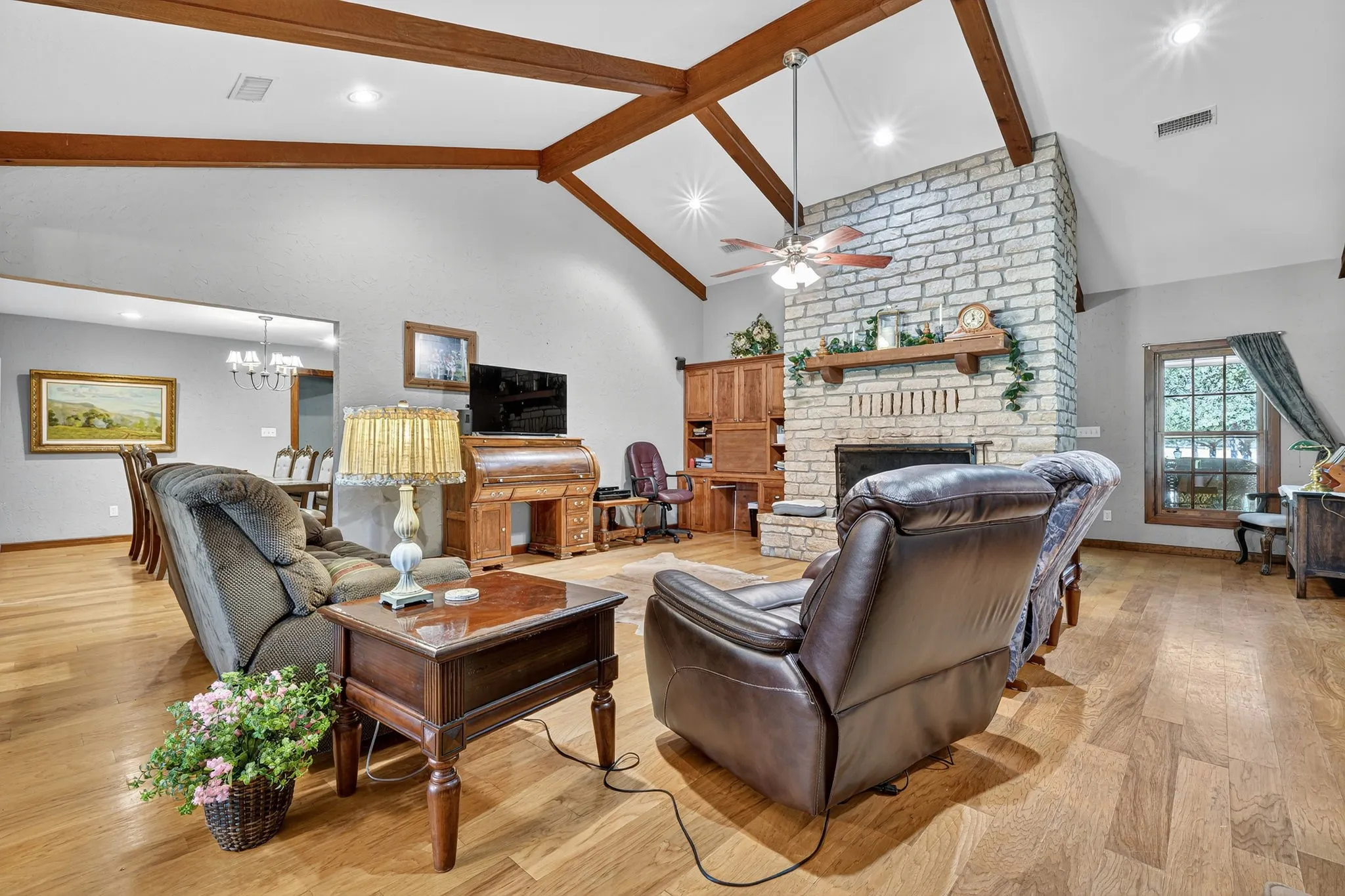 Single Family Residence For Sale in Hamilton County , 725 County Road 300, Hamilton, Texas 76531, 4 Bedroom, 4 Bathroom, Garage spaces, 3,346 Sqft, built in 1990, mls#21083742, Real Estate Agent in Hamilton, Homes For Sale in Hamilton county, Homes For Sale in Hamilton, Realtor in Hamilton Texas, Real Estate Brokerage Independent Realty Texas, Luminita Cordes Realtor