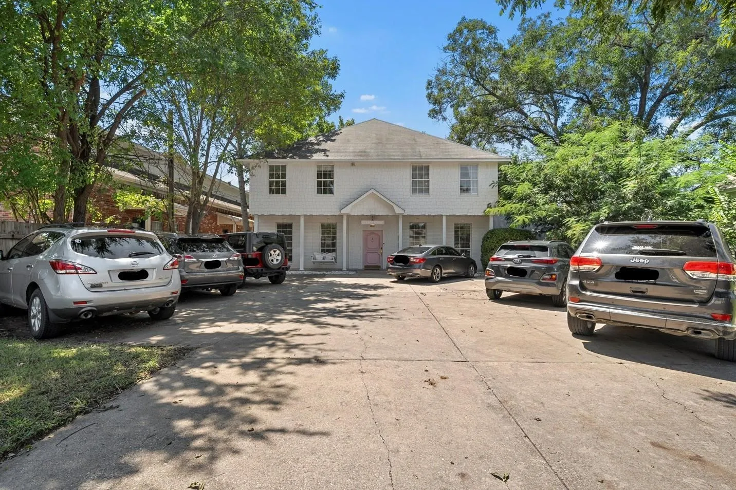 View of front facade featuring uncovered parking
