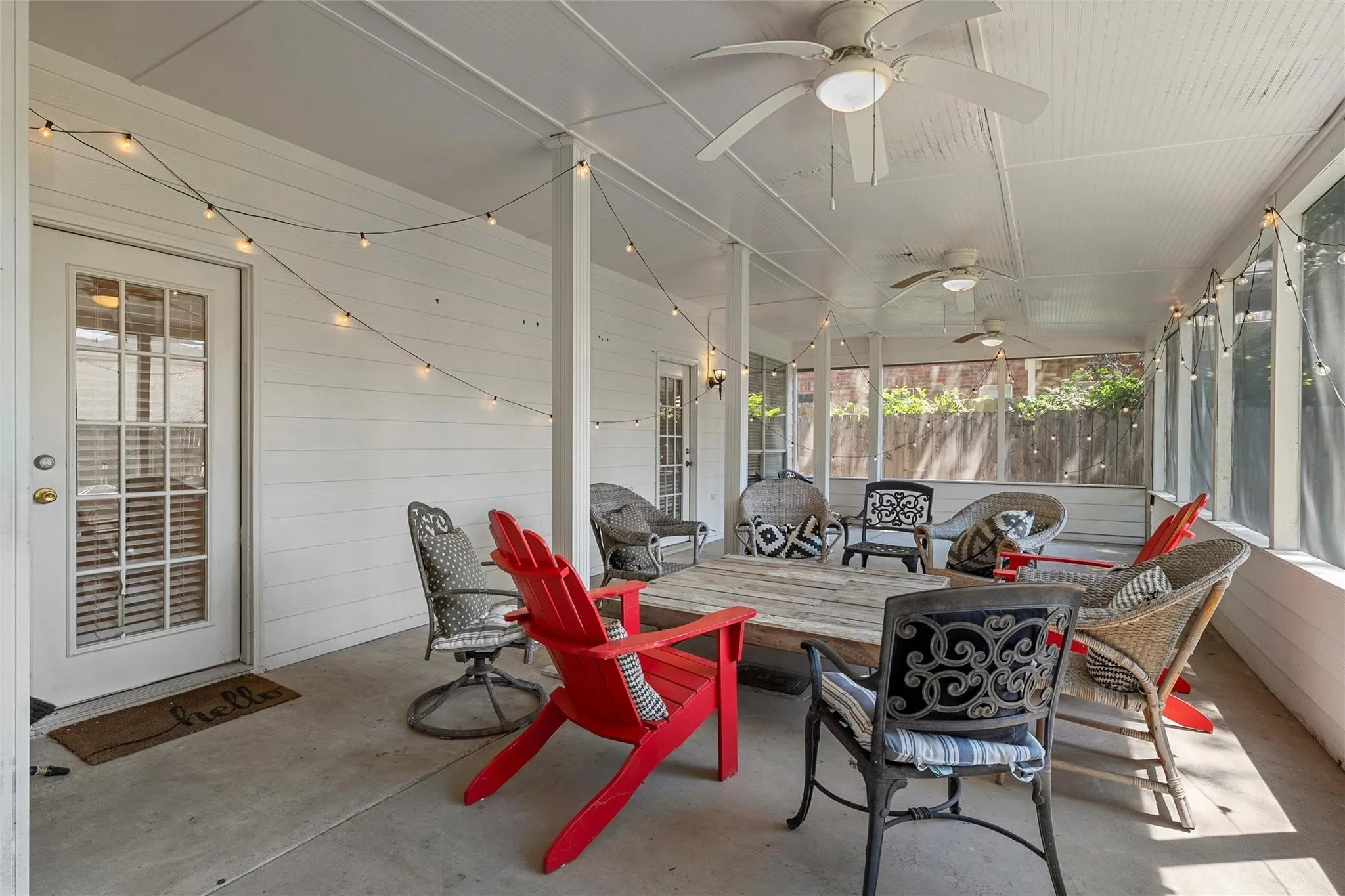 Sunroom / solarium featuring a ceiling fan and outdoor dining space