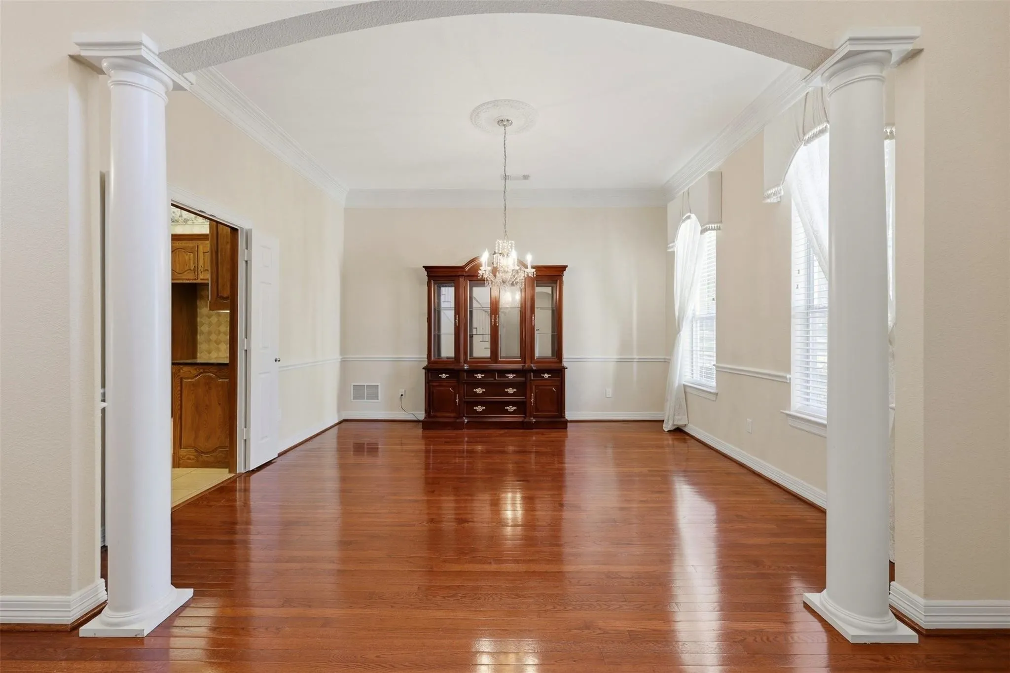 Single Family Residence For Sale in Ellis County , 1860 Plum Creek Drive, Midlothian, Texas 76065, 4 Bedroom, 4 Bathroom, 3 Garage spaces, 3,243 Sqft, built in 2001, Preowned, mls#21081842, Real Estate Agent in Midlothian, Homes For Sale in Ellis county, Homes For Sale in Midlothian, Realtor in Midlothian Texas, Real Estate Brokerage Independent Realty Texas, Luminita Cordes Realtor