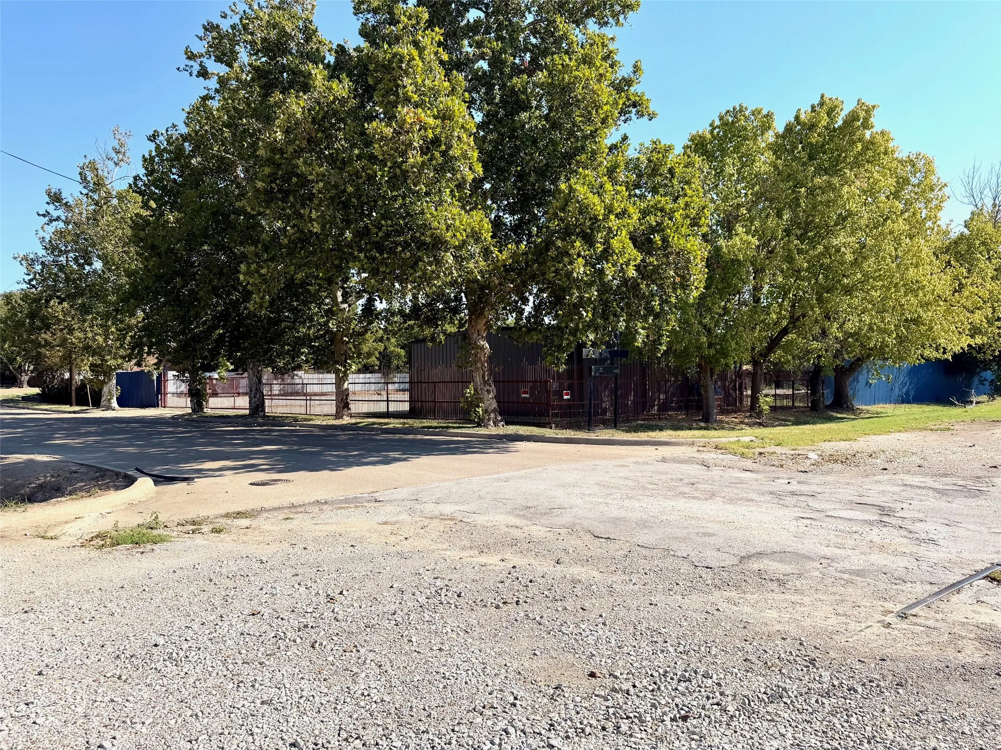 Warehouse For Sale in Hood County , 614 N Crockett Street, Granbury, Texas 76048, 0, 0, Garage spaces, 2,400 Sqft, built in 1971, mls#21076091, Real Estate Agent in Granbury, Homes For Sale in Hood county, Homes For Sale in Granbury, Realtor in Granbury Texas, Real Estate Brokerage Independent Realty Texas, Luminita Cordes Realtor