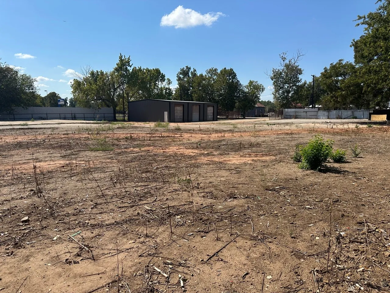 View of yard featuring an outbuilding