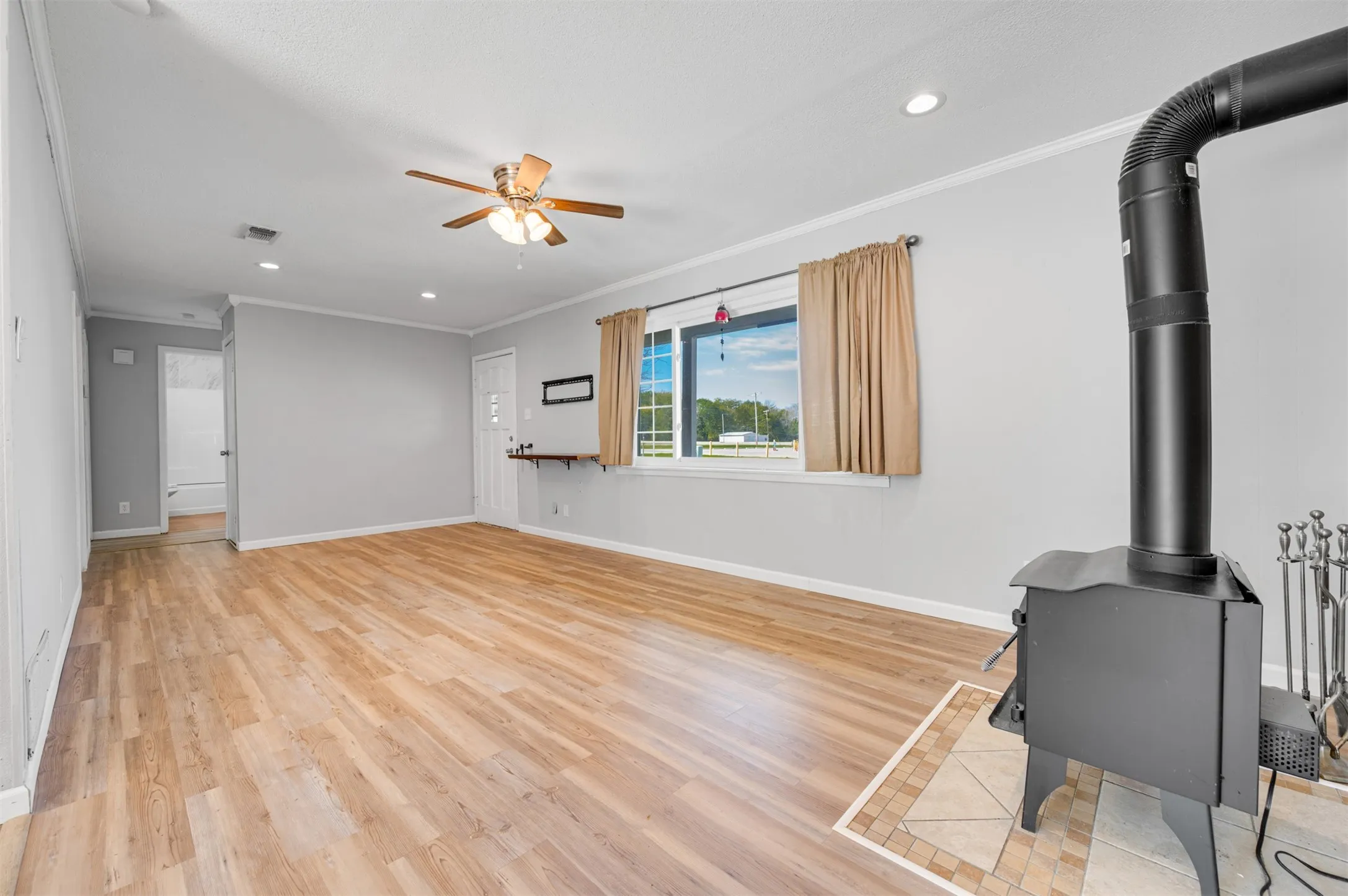 Single Family Residence For Sale in Lamar County , 130 Wright Drive, Blossom, Texas 75416, 3 Bedroom, 2 Bathroom, Garage spaces, 1,068 Sqft, built in 0, Preowned, mls#21082783, Real Estate Agent in Blossom, Homes For Sale in Lamar county, Homes For Sale in Blossom, Realtor in Blossom Texas, Real Estate Brokerage Independent Realty Texas, Luminita Cordes Realtor