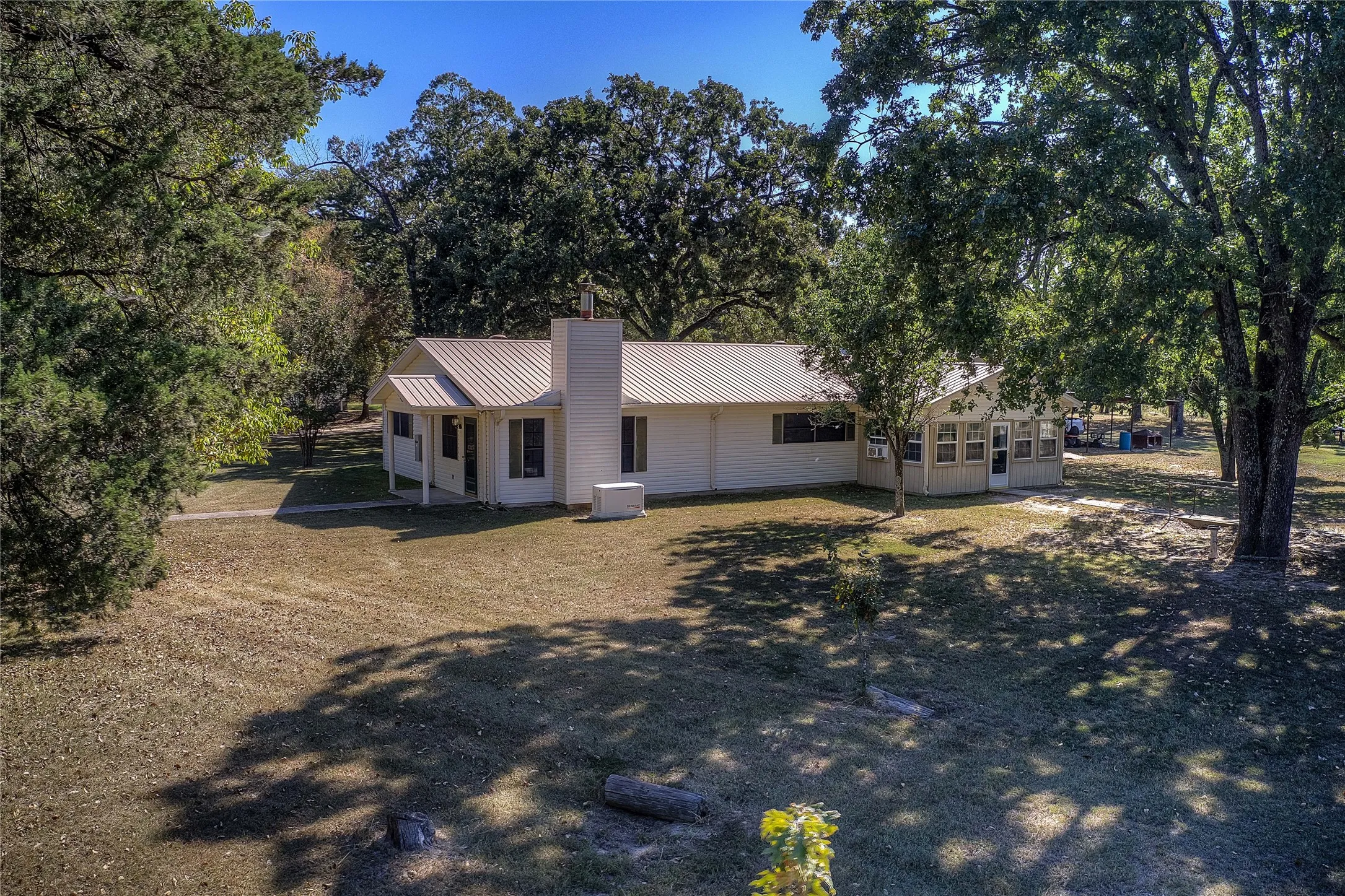 Single Family Residence For Sale in Wood County , 331 County Road 1887, Yantis, Texas 75497, 3 Bedroom, 2 Bathroom, Garage spaces, 1,850 Sqft, built in 1997, Preowned, mls#21080562, Real Estate Agent in Yantis, Homes For Sale in Wood county, Homes For Sale in Yantis, Realtor in Yantis Texas, Real Estate Brokerage Independent Realty Texas, Luminita Cordes Realtor