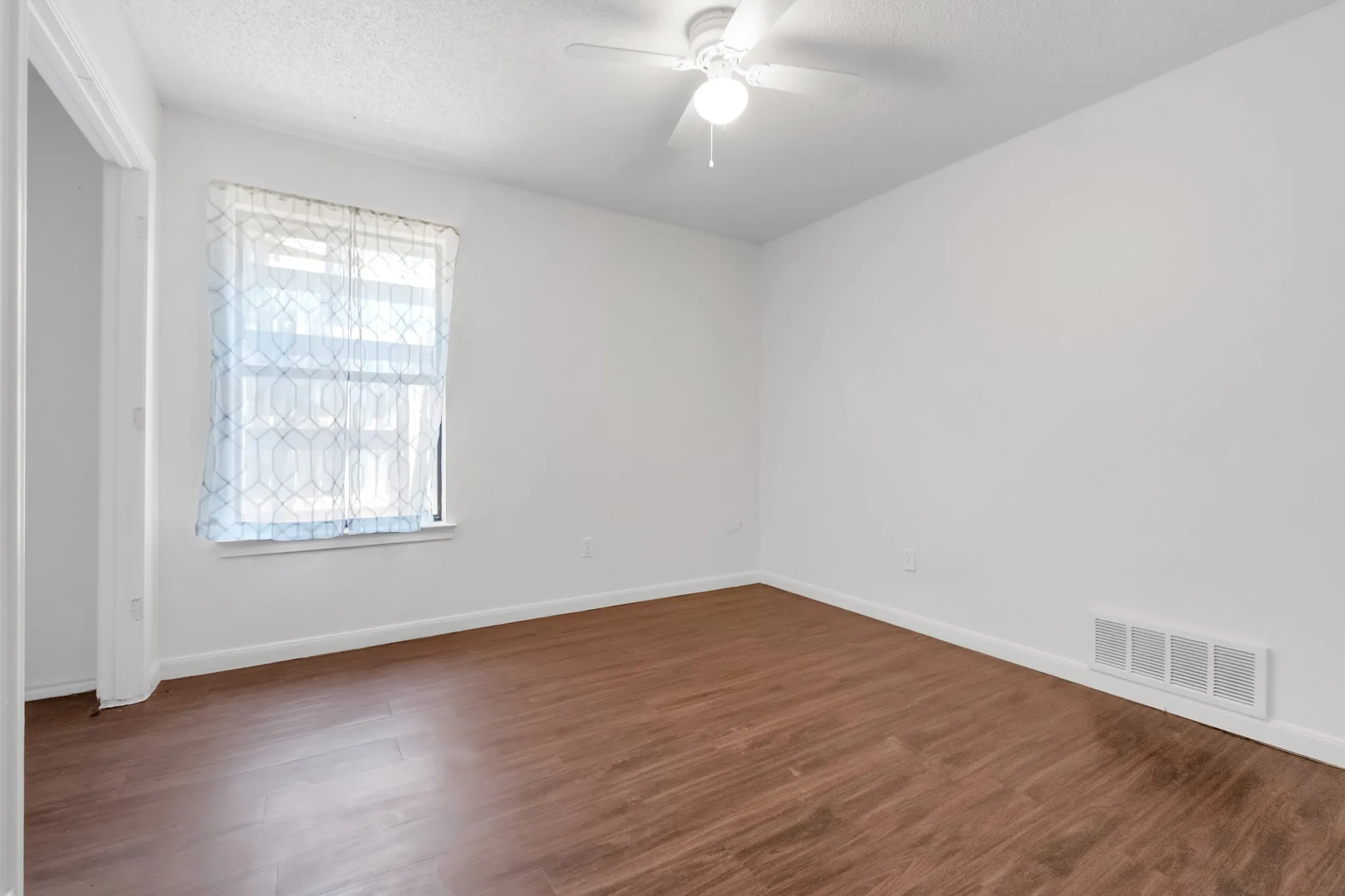 Single Family Residence For Sale in Tarrant County , 2111 Turf Club Drive, Arlington, Texas 76017, 3 Bedroom, 2 Bathroom, 2 Garage spaces, 1,761 Sqft, built in 1985, mls#21080888, Real Estate Agent in Arlington, Homes For Sale in Tarrant county, Homes For Sale in Arlington, Realtor in Arlington Texas, Real Estate Brokerage Independent Realty Texas, Luminita Cordes Realtor