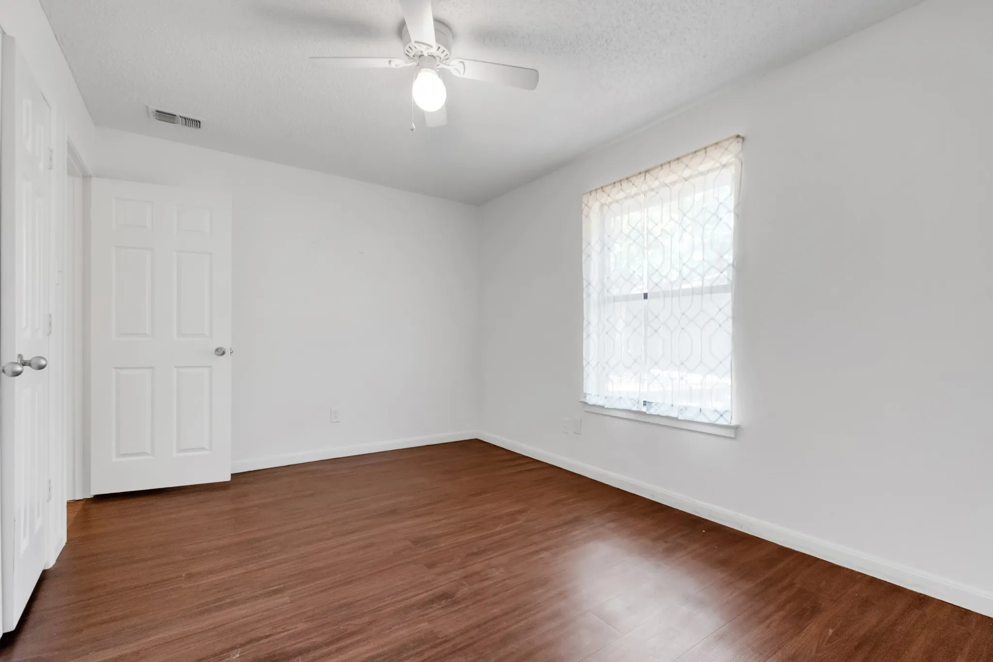 Single Family Residence For Sale in Tarrant County , 2111 Turf Club Drive, Arlington, Texas 76017, 3 Bedroom, 2 Bathroom, 2 Garage spaces, 1,761 Sqft, built in 1985, mls#21080888, Real Estate Agent in Arlington, Homes For Sale in Tarrant county, Homes For Sale in Arlington, Realtor in Arlington Texas, Real Estate Brokerage Independent Realty Texas, Luminita Cordes Realtor