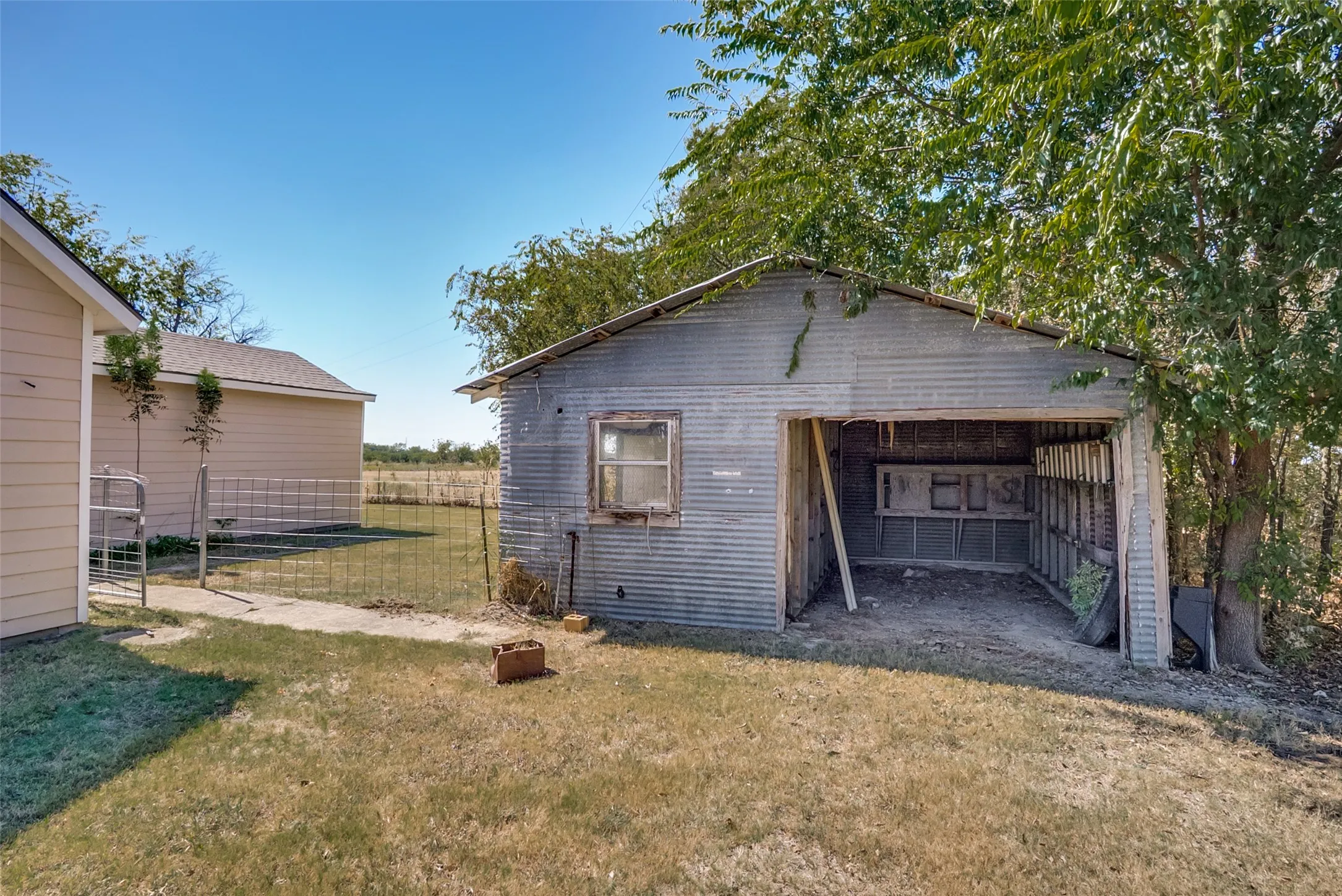 Farm For Sale in Johnson County , 7165 County Road 1232, Godley, Texas 76044, 3 Bedroom, 1 Bathroom, Garage spaces, 1,080 Sqft, built in 1950, Preowned, mls#21080424, Real Estate Agent in Godley, Homes For Sale in Johnson county, Homes For Sale in Godley, Realtor in Godley Texas, Real Estate Brokerage Independent Realty Texas, Luminita Cordes Realtor